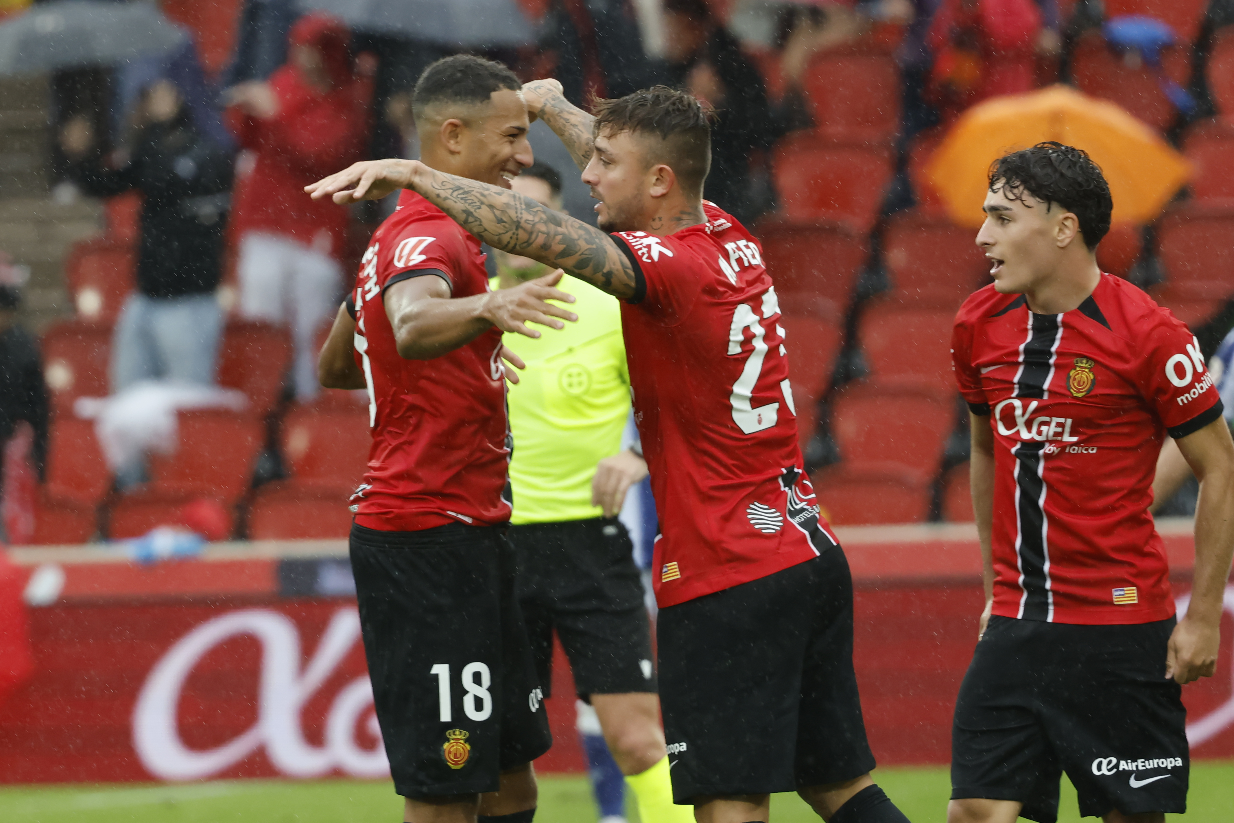 Etta Eyong y Maffeo llevan los regalos a Son Moix