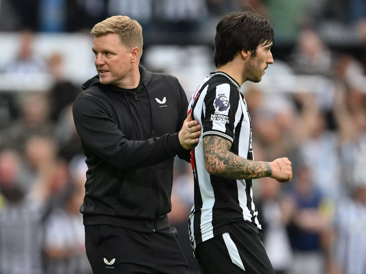 Eddie Howe y Sandro Tonali, entrenador y jugador del Newcastle, durante un partido.