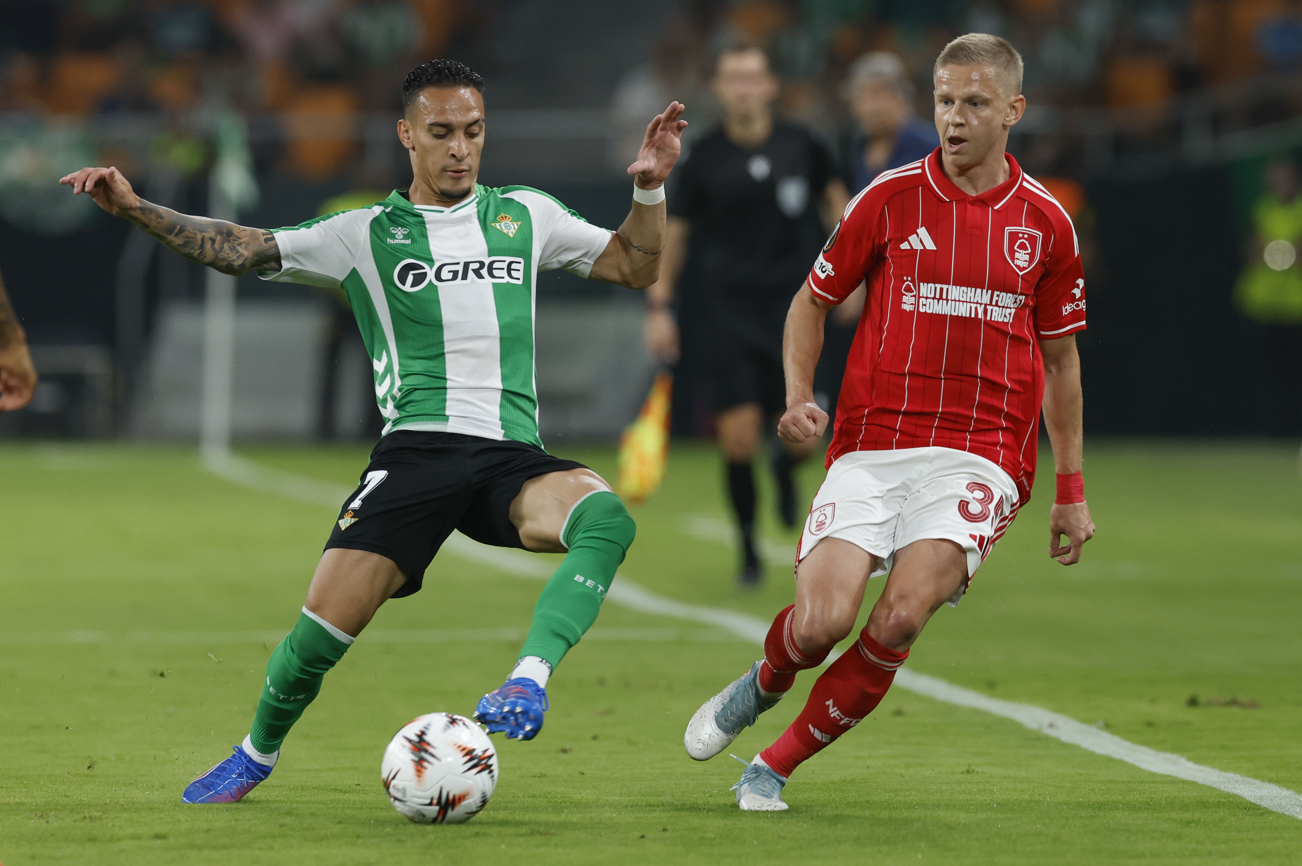 SEVILLA, 24/09/2025.- El delantero brasileño del Betis, Antony (i), controla el balón ante el defensa ucraniano del Nottingham Forest, Oleksandr Zinchenko, durante el encuentro correspondiente a la fase regular de la Liga Europa que disputan hoy miércoles Betis y Nottingham Forest en el estadio de La Cartuja, en Sevilla. EFE / Julio Muñoz.
