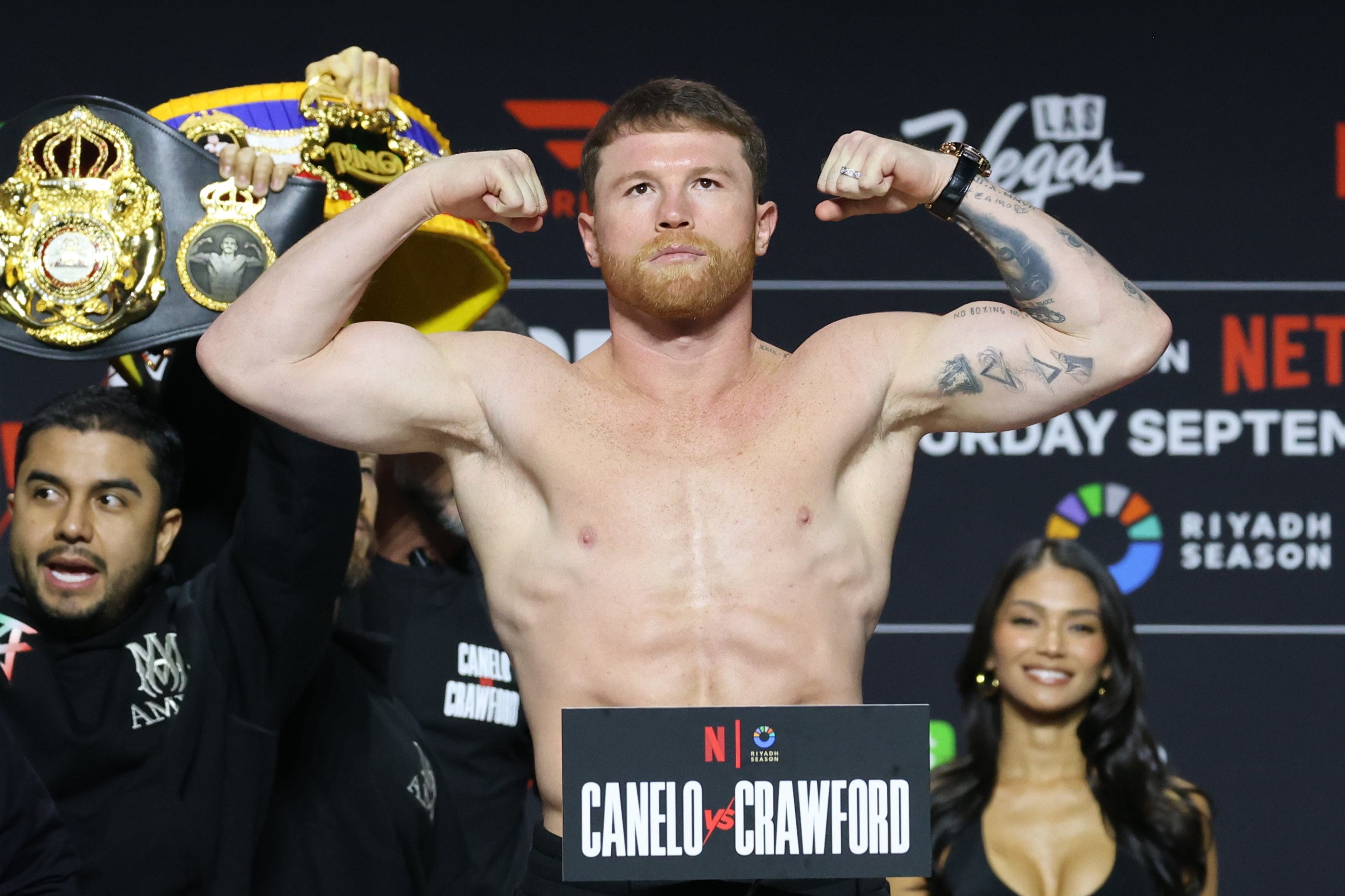 AME9229. LAS VEGAS (ESTADOS UNIDOS), 12/09/2025.- El mexicano Saúl 'Canelo' Álvarez asiste a la ceremonia de pesaje este viernes, en Las Vegas (Estados Unidos). La pelea Canelo y Crawford será el plato fuerte del fin de semana de la Independencia de México en Las Vegas, una cita ya tradicional que combina la celebración patria con diversos espectáculos y presentaciones de artistas mexicanos. EFE/ Octavio Guzmán
