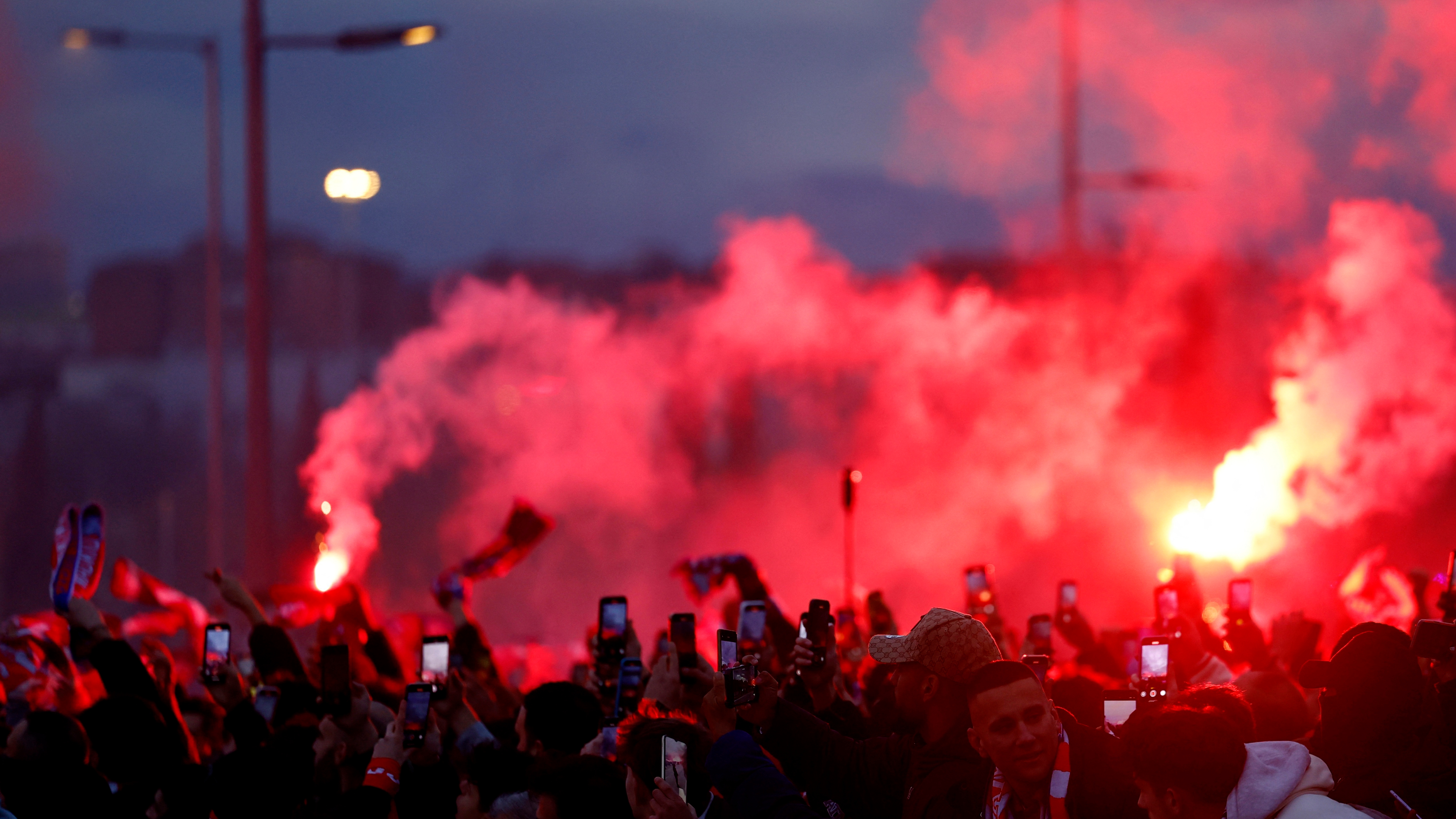 La aficin del Atleti ha recibido a su equipo a su llegada al Metropolitano antes del partido de Champions contra el Real Madrid.