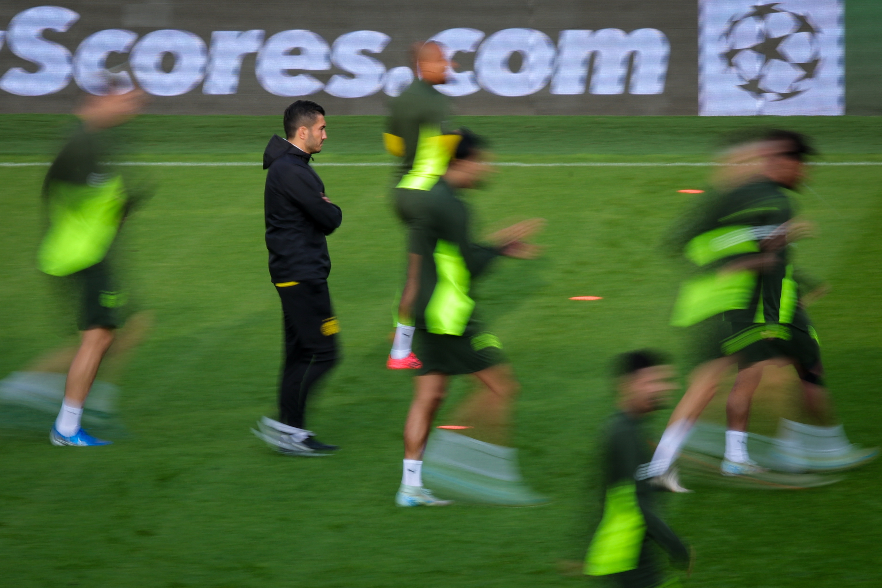 Westkapelle (Belgium), 17/09/2024.- Borussia Dortmund head coach Nuri Sahin (C-L) leads a training session in Bruges, Belgium, 17 September 2024. Borussia Dortmund will face Club Brugge in their first match of the UEFA Champions League 2024-25 season on 18 September 2024. (Liga de Campeones, Bélgica, Rusia, Brujas) EFE/EPA/OLIVIER MATTHYS
