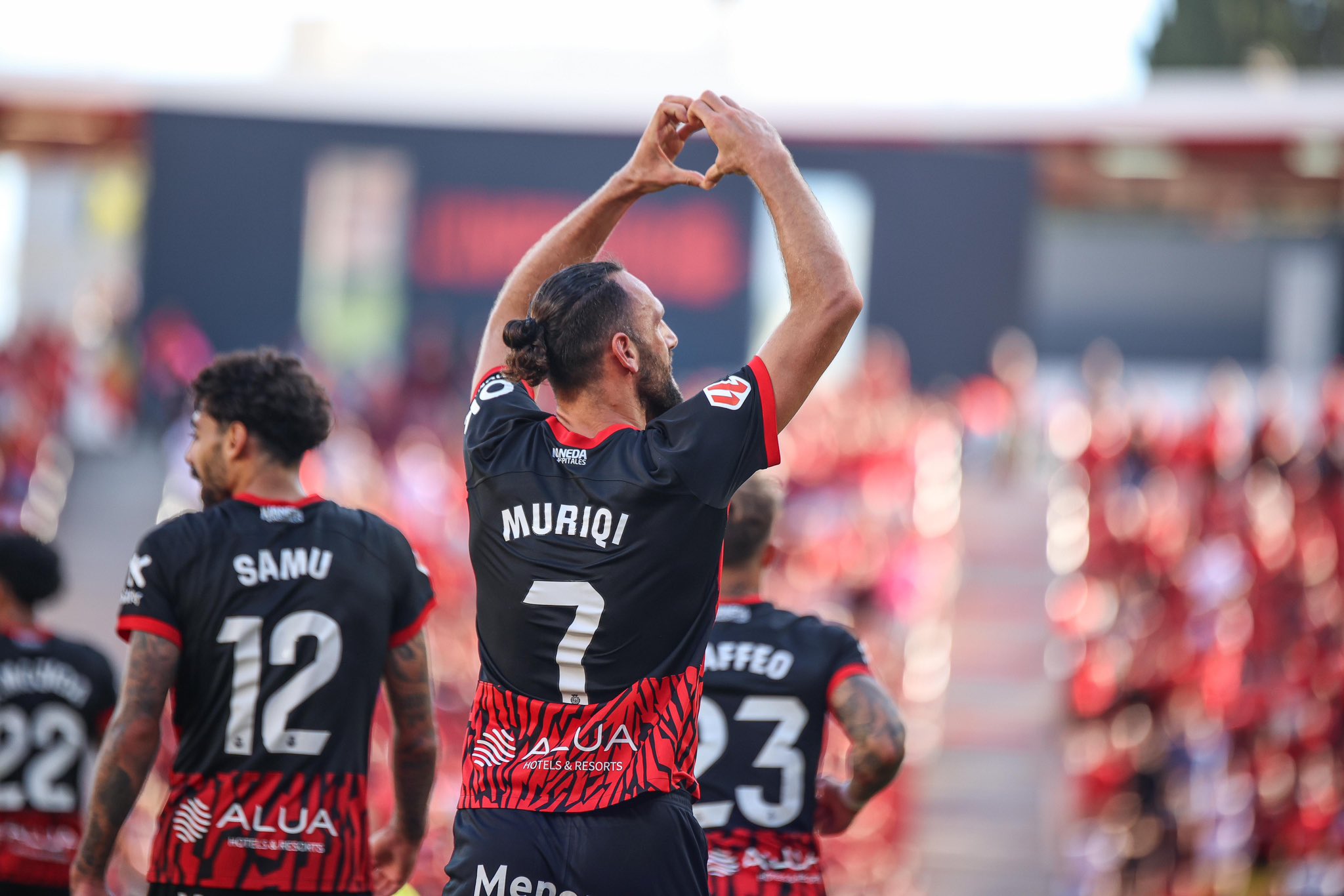 El delantero del Mallorca, Vedat Muriqi, celebra un gol con la aficin mallorquinista.