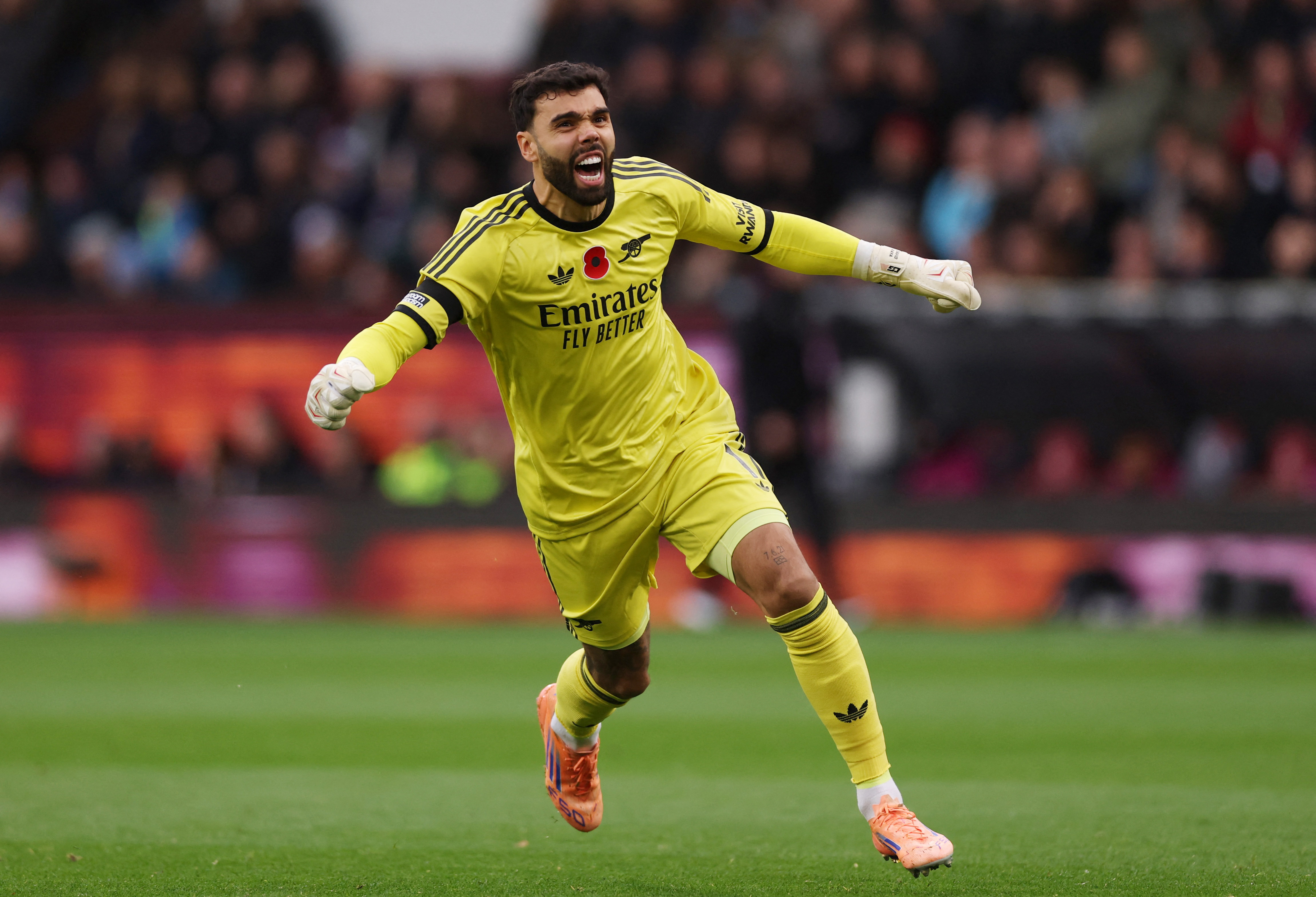 Soccer Football - Premier League - Burnley v Arsenal - Turf Moor, Burnley, Britain - November 1, 2025 Arsenal's David Raya celebrates their second goal scored by Declan Rice Action Images via Reuters/Lee Smith EDITORIAL USE ONLY. NO USE WITH UNAUTHORIZED AUDIO, VIDEO, DATA, FIXTURE LISTS, CLUB/LEAGUE LOGOS OR 'LIVE' SERVICES. ONLINE IN-MATCH USE LIMITED TO 120 IMAGES, NO VIDEO EMULATION. NO USE IN BETTING, GAMES OR SINGLE CLUB/LEAGUE/PLAYER PUBLICATIONS. PLEASE CONTACT YOUR ACCOUNT REPRESENTATIVE FOR FURTHER DETAILS..
