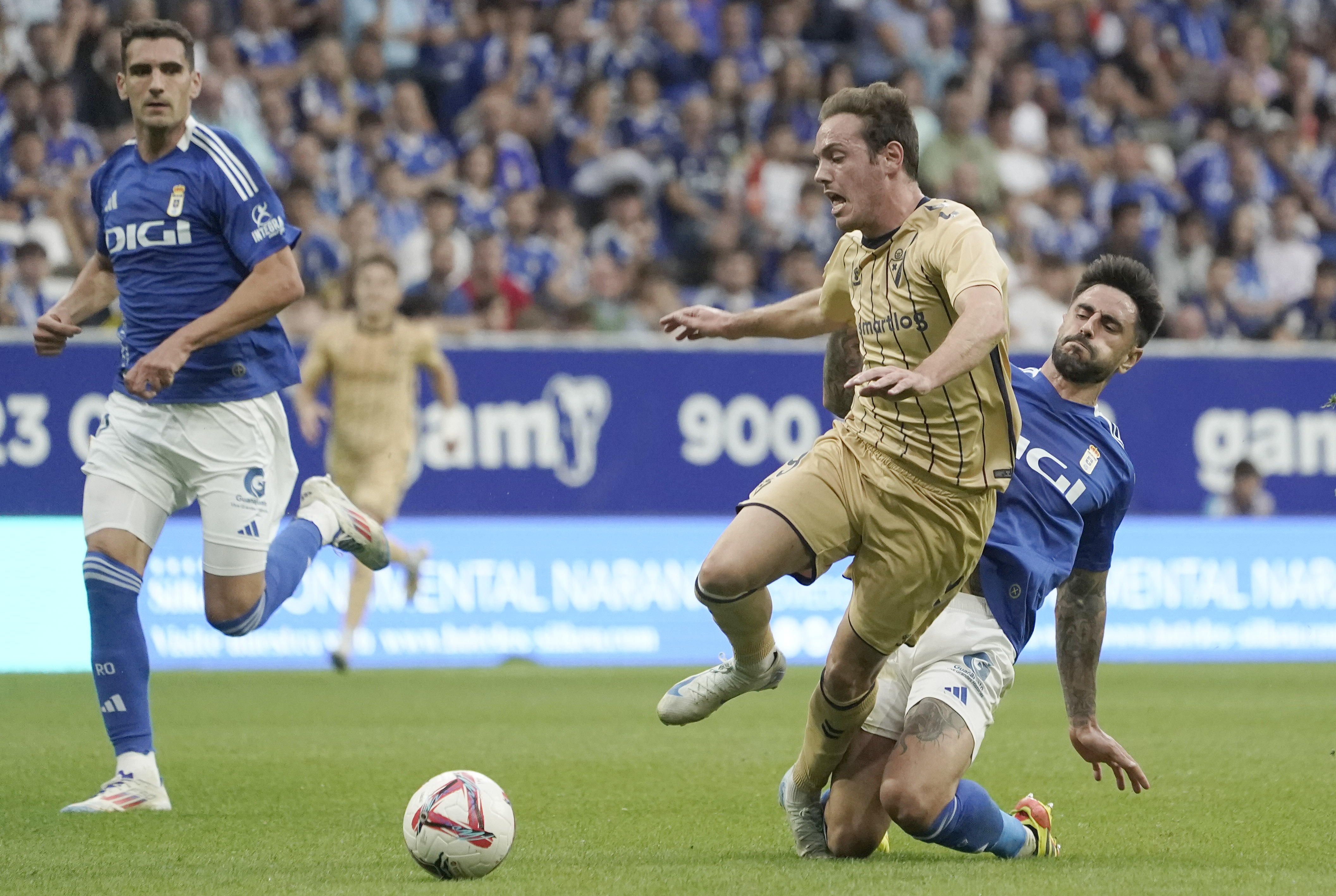 El Oviedo le enseña al Eibar el sabor de la derrota