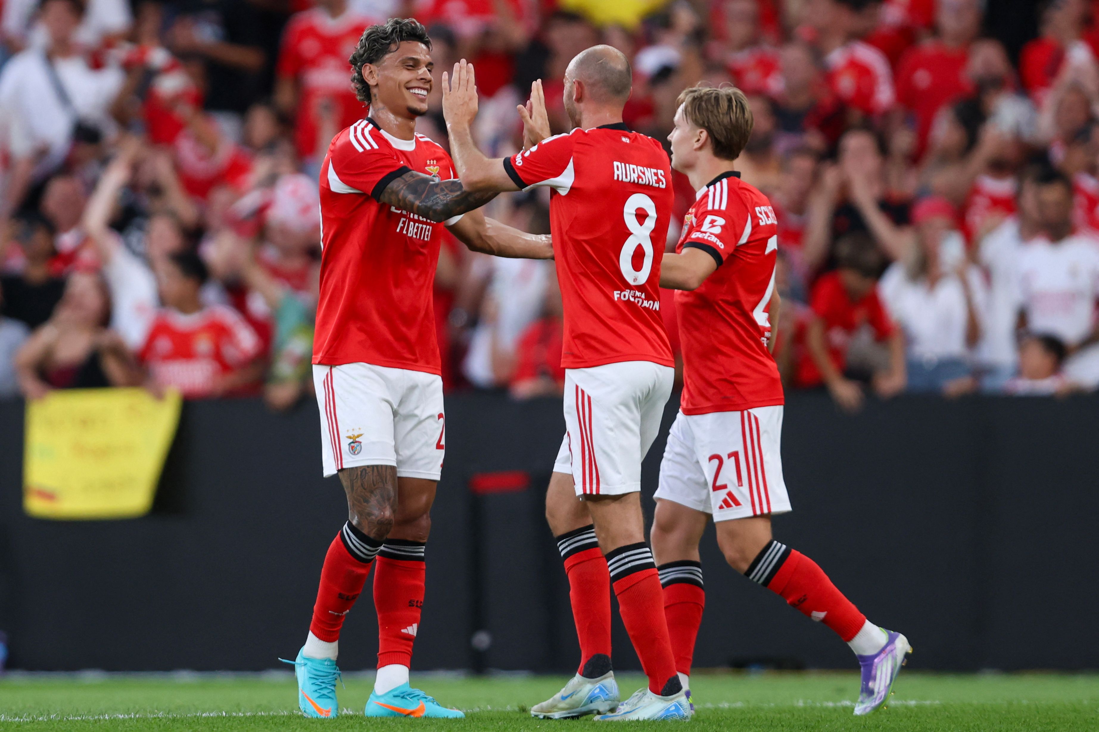 Benfica's Norwegian midfielder #08 Fredrik Aursnes (C) celebrates with teammates after scoring their first goal during the UEFA Champions League 3rd round second leg football match between SL Benfica and OGC Nice at the Luz stadium in Lisbon on August 12, 2025. (Photo by FILIPE AMORIM / AFP)