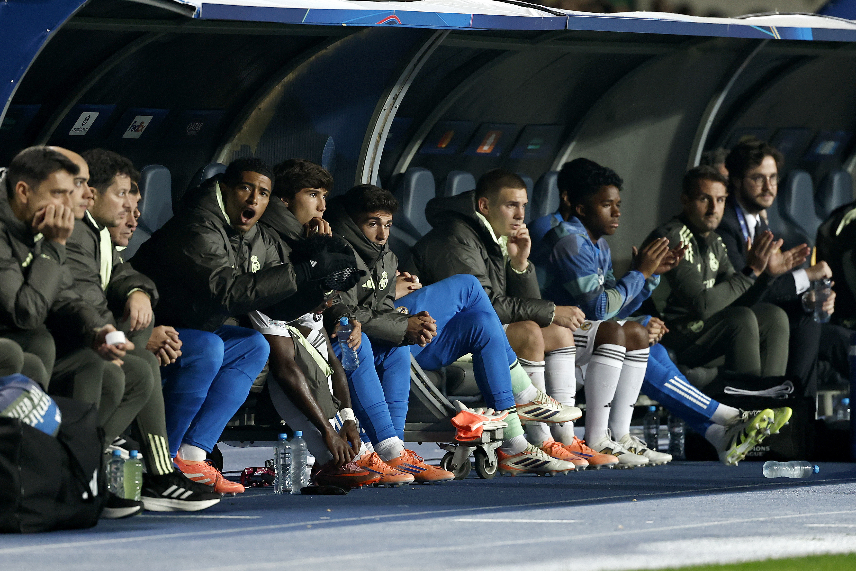 Endrick, al fondo, sentado en el banquillo de Almaty.