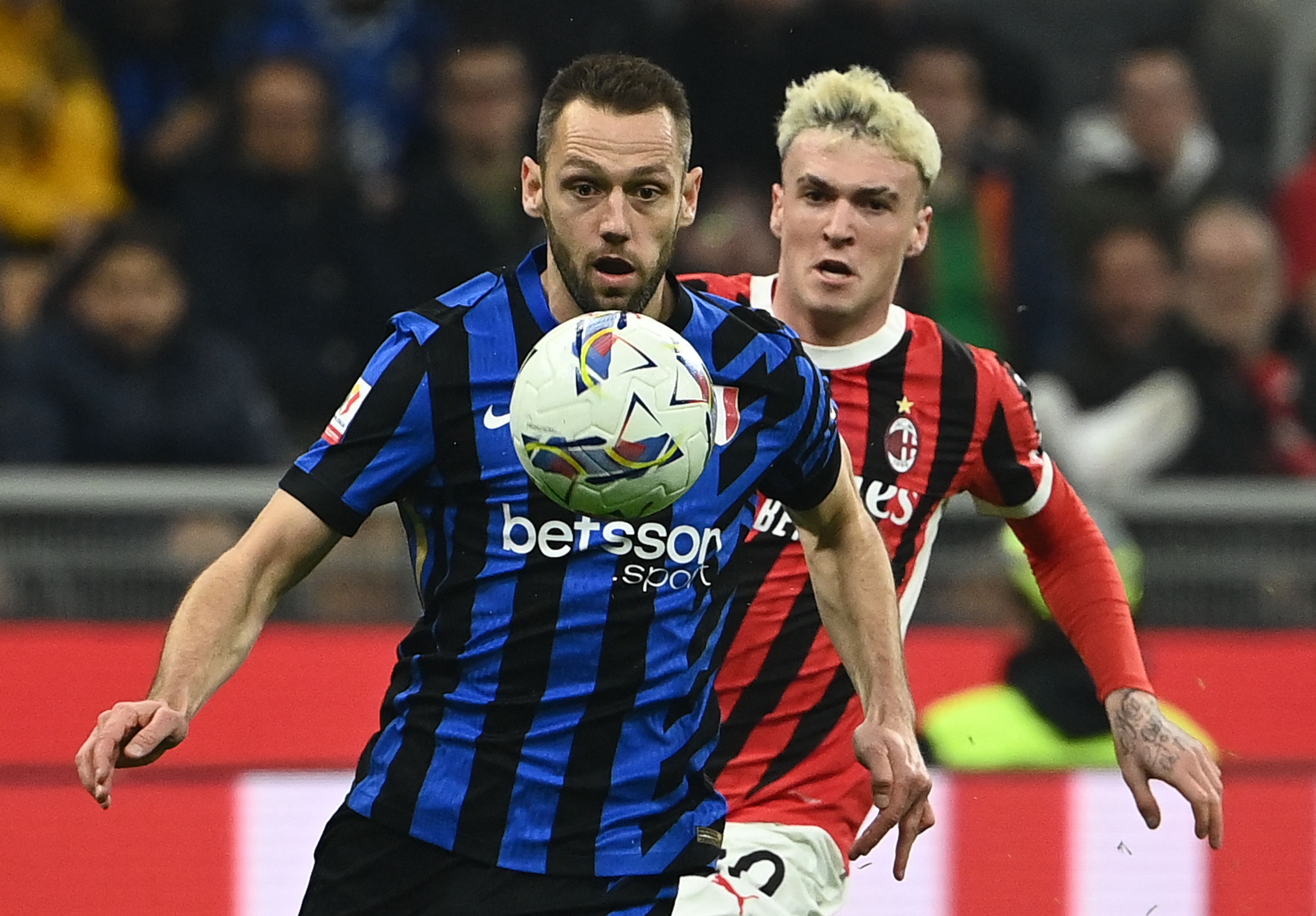 Inter Milan's Dutch defender #06  Stefan de Vrij (L) fights for the ball with AC Milan's Spanish defender #20 Alejandro Jimenez Sanchez during the Italian Cup semi-final first leg football match between AC Milan and Inter Milan at San Siro stadium in Milan, on April 2, 2025. (Photo by Isabella BONOTTO / AFP)