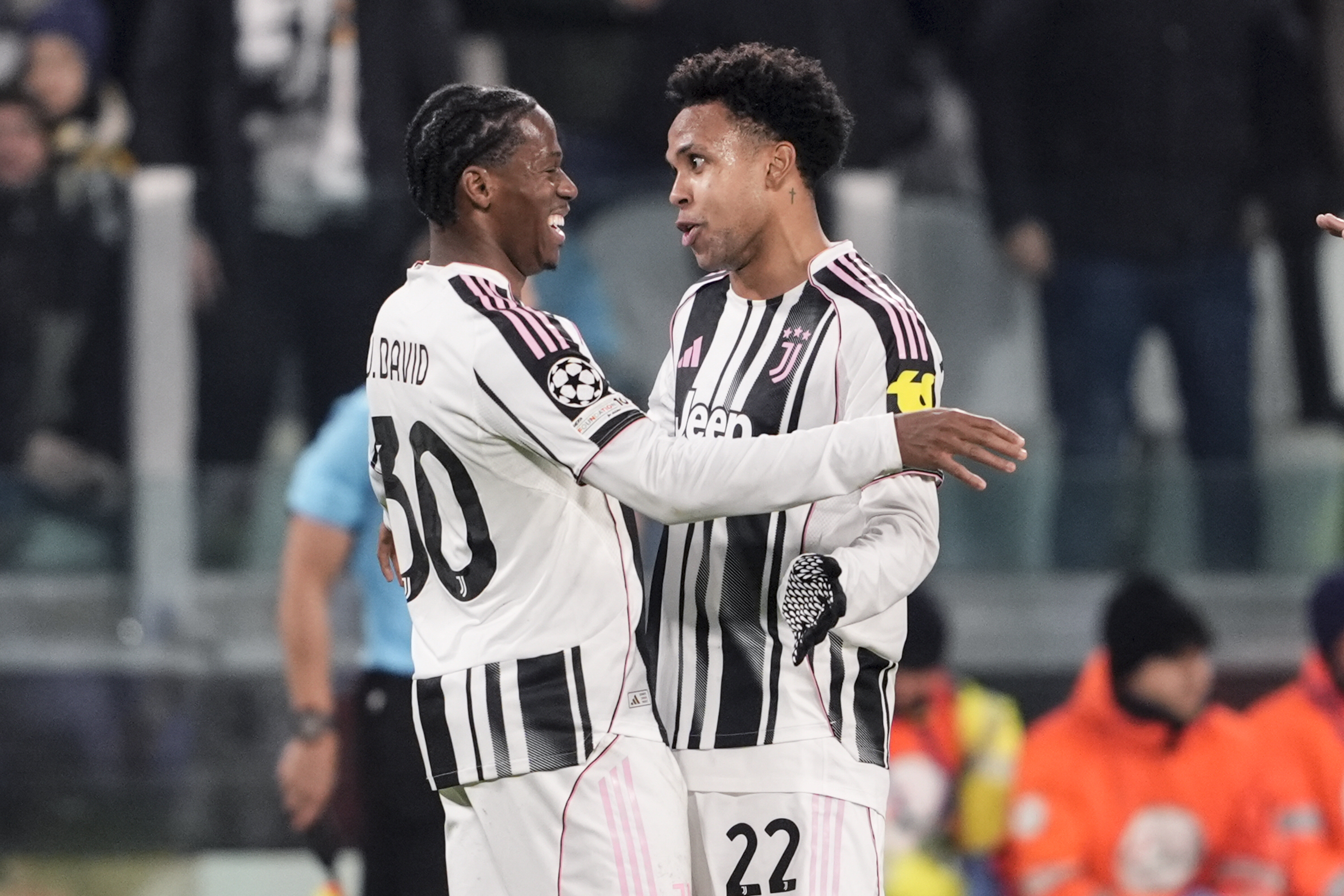 McKennie y Jonathan David marcaron durante la victoria de la Juventus. Alphonso Davies volvió a jugar con el Bayern Múnich en la UEFA Champions League.