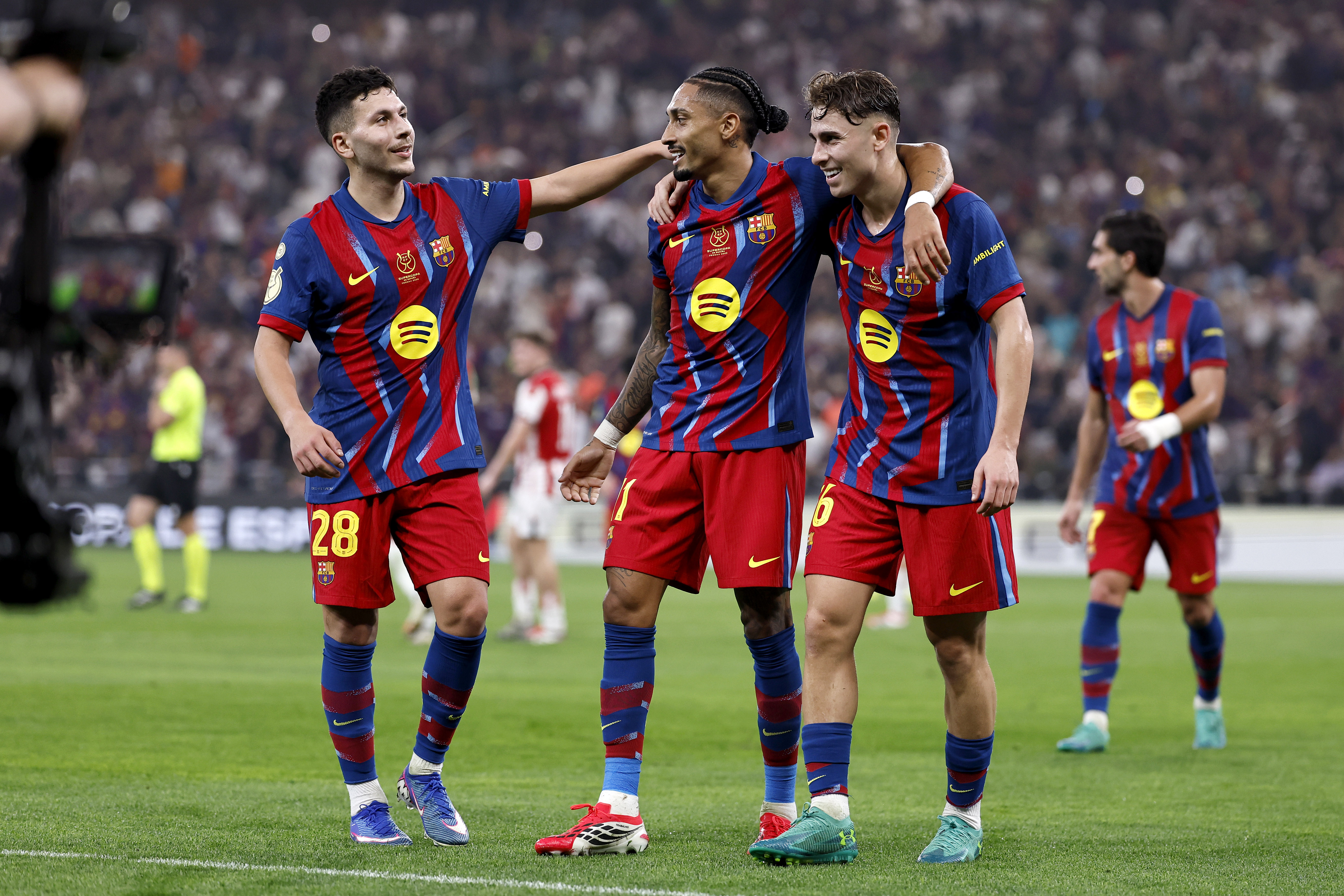 RAPHINHA celebra el gol con sus compañeros.