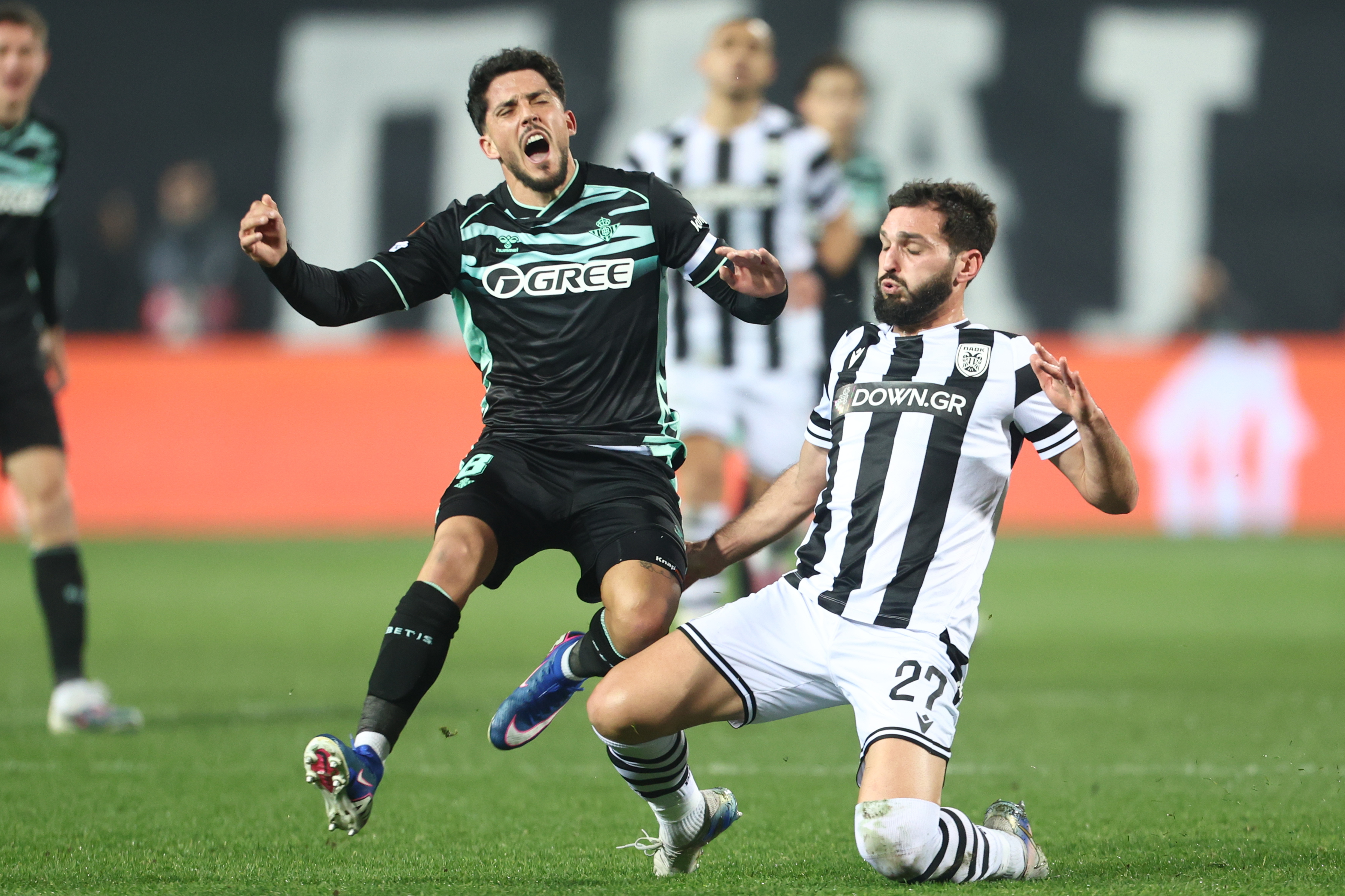 THESSALONIKI (Greece), 22/01/2026.- Sergi Altimira of Real Betis Chimy Avila(L) in action against of Paoks Mogomed Ozdoev(R) during the UEFA Europa League soccer match between PAOK and Real Betis in Thessaloniki, Greece, 22 January 2026. (Grecia, Salónica) EFE/EPA/ACHILLEAS CHIRAS

