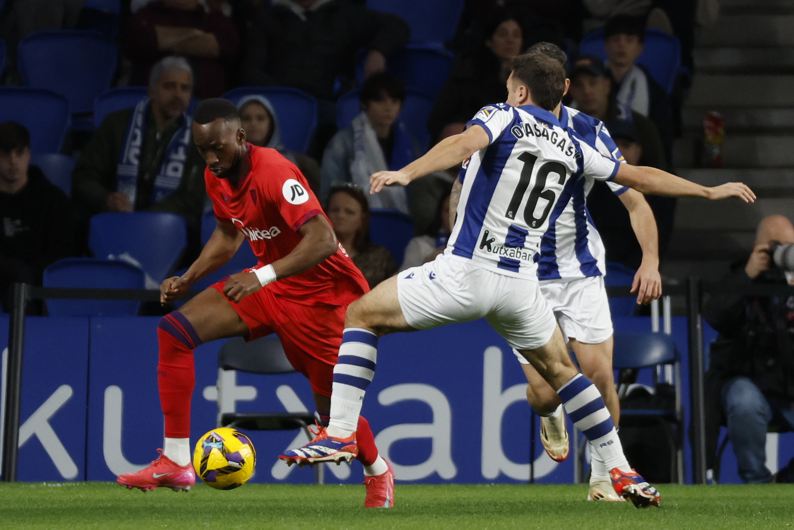 SAN SEBASTI?N, 09/03/2025.- El delantero belga del Sevilla Dodi Lukebakio (i) se escapa con el baln durante el partido de la jornada 27 de LaLiga entre Real Sociedad y Sevilla FC, este domingo en el Reale Arena, en San Sebastin.-EFE/ Javier Etxezarreta
