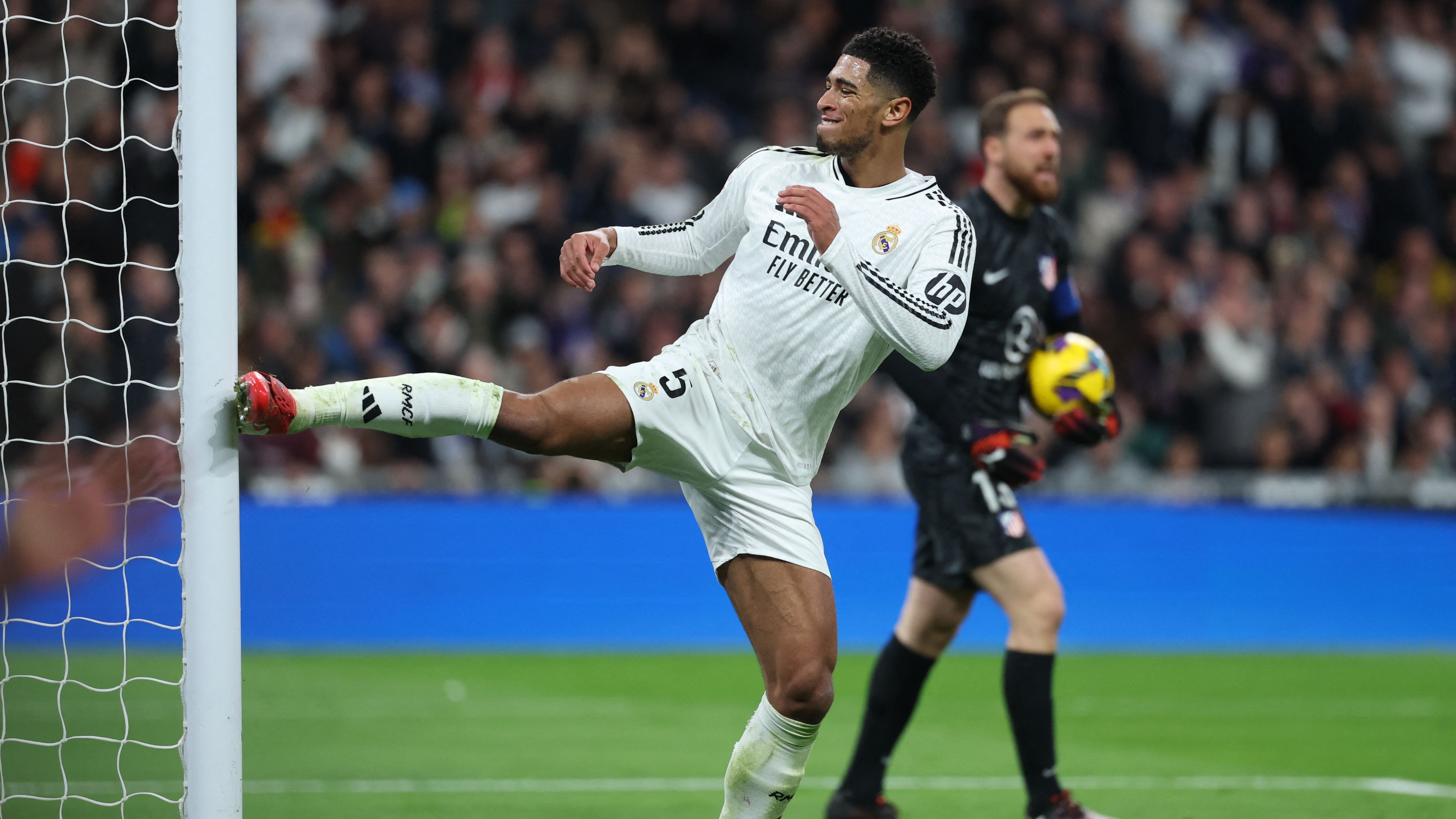 Jude Bellingham, jugador del Real Madrid, patea frustrado el poste de una de las porteras del Bernabu tras una ocasin desaprovechada en el derbi contra el Atltico.