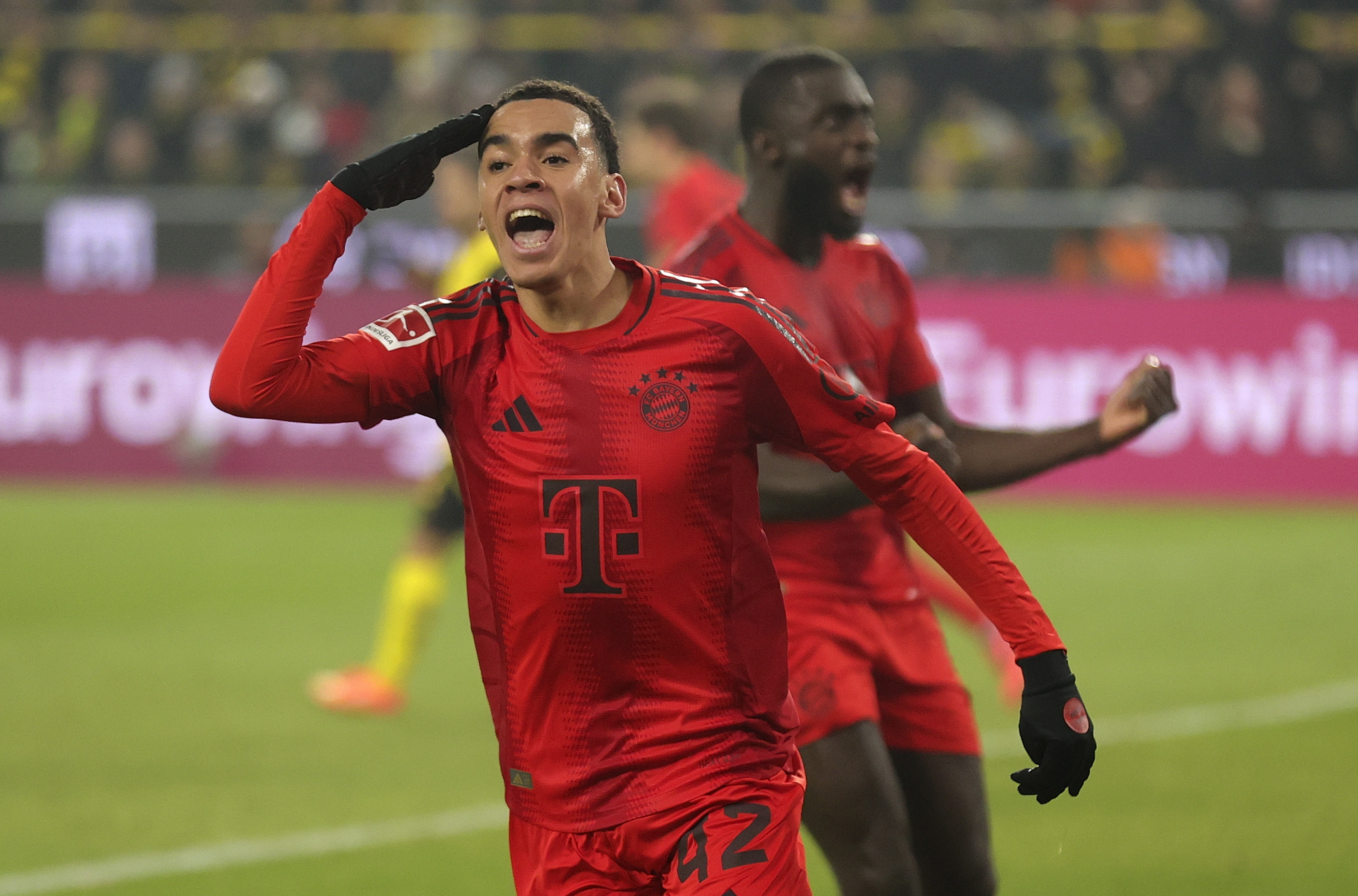 Dortmund (Germany), 30/11/2024.- Jamal Musiala of Munich celebrates with teammates after scoring the 1-1 equalizer during the German Bundesliga soccer match between Borussia Dortmund and FC Bayern Munich in Dortmund, Germany, 30 November 2024. (Alemania, Rusia) EFE/EPA/FRIEDEMANN VOGEL CONDITIONS - ATTENTION: The DFL regulations prohibit any use of photographs as image sequences and/or quasi-video.
