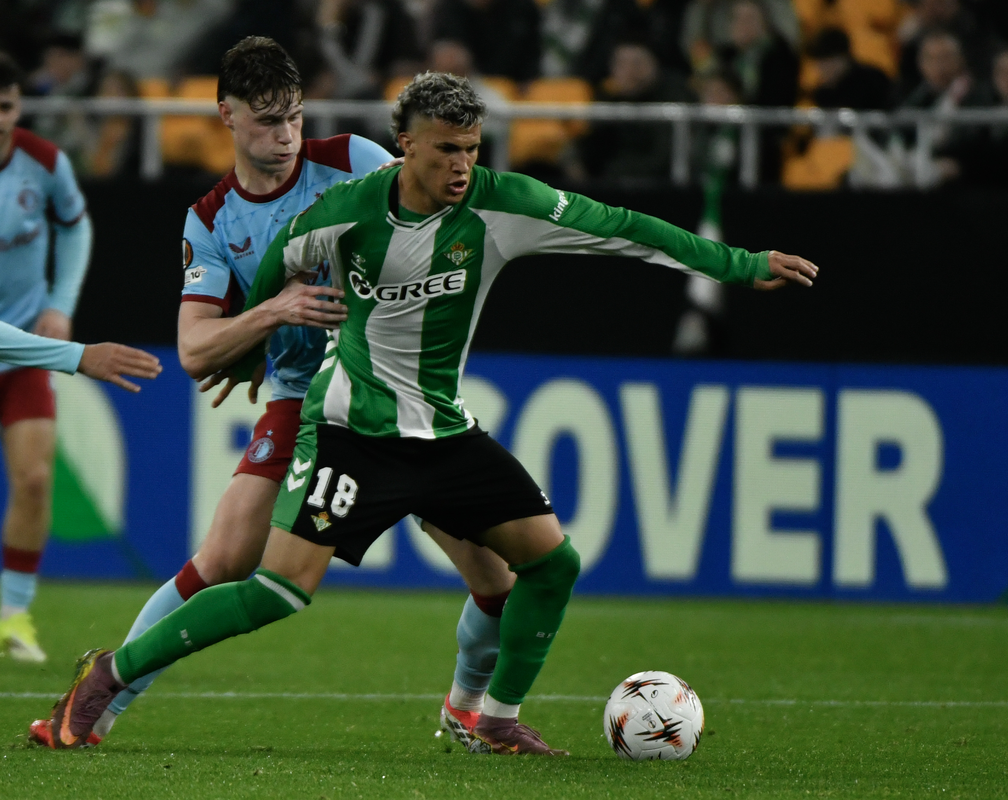 SEVILLA, 29/01/2026.- El centrocampista colombiano del Betis Nelson Deossa (d) intenta escaparse con el balón durante el partido de la octava jornada de la UEFA Liga Europa que Real Betis y Feyenoord disputan hoy jueves en el estadio de La Cartuja, en Sevilla. EFE/ Raúl Caro.
