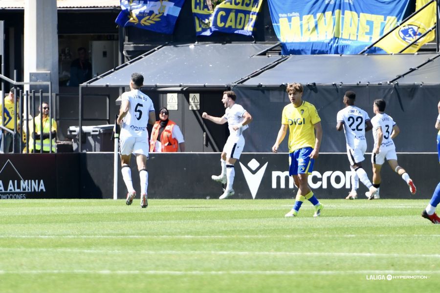 Marcos castiga a un Cádiz sin alma
