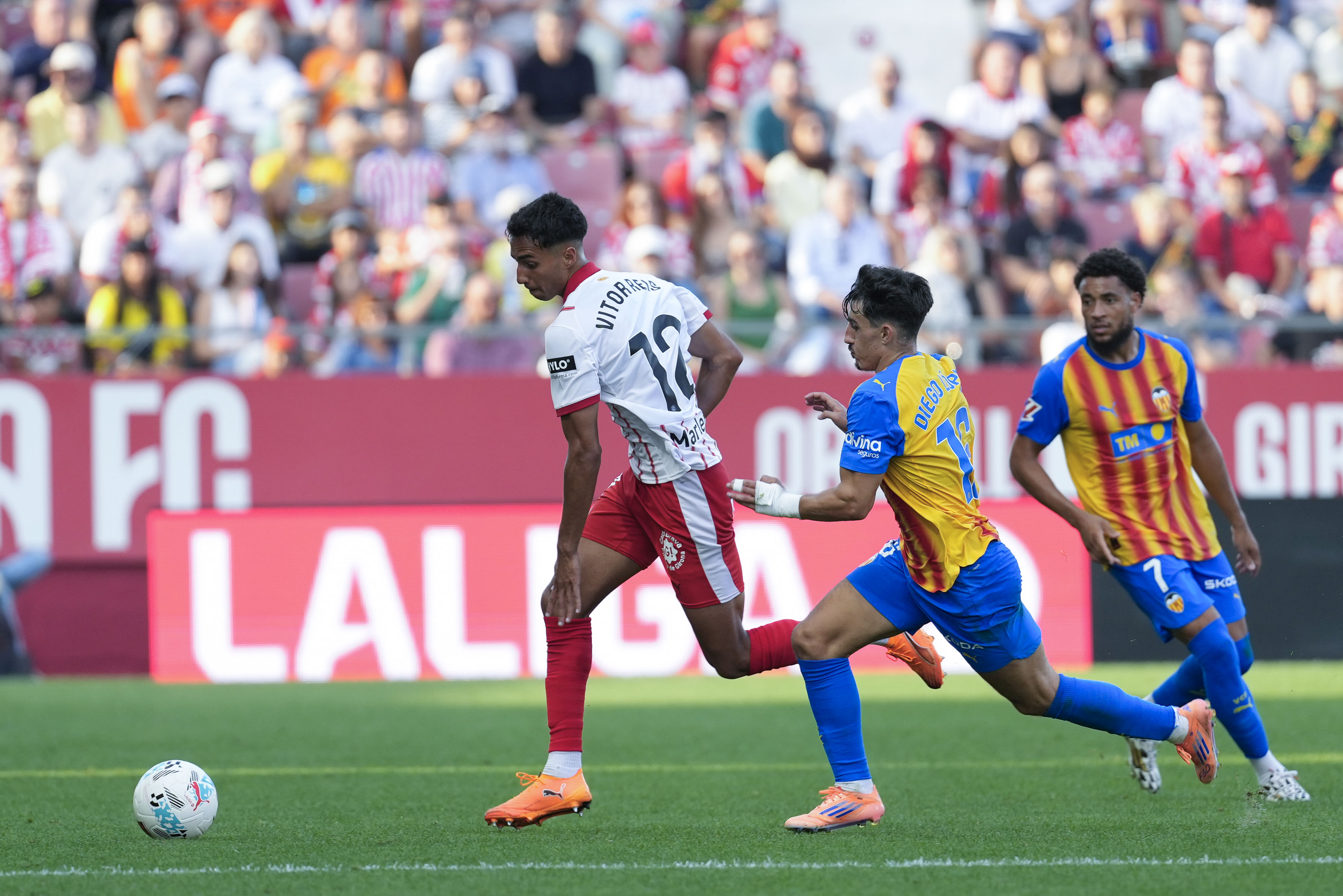 GIRONA, 04/10/2025.-El centrocampista del Valencia Diego López, y el defensa del Girona Vitor Reis, durante el partido de la jornada 8 de la LaLiga EA Sports entre el Girona FC y el Valencia, este sábado en el estadio municipal de Montilivi.-EFE/ David Borrat

