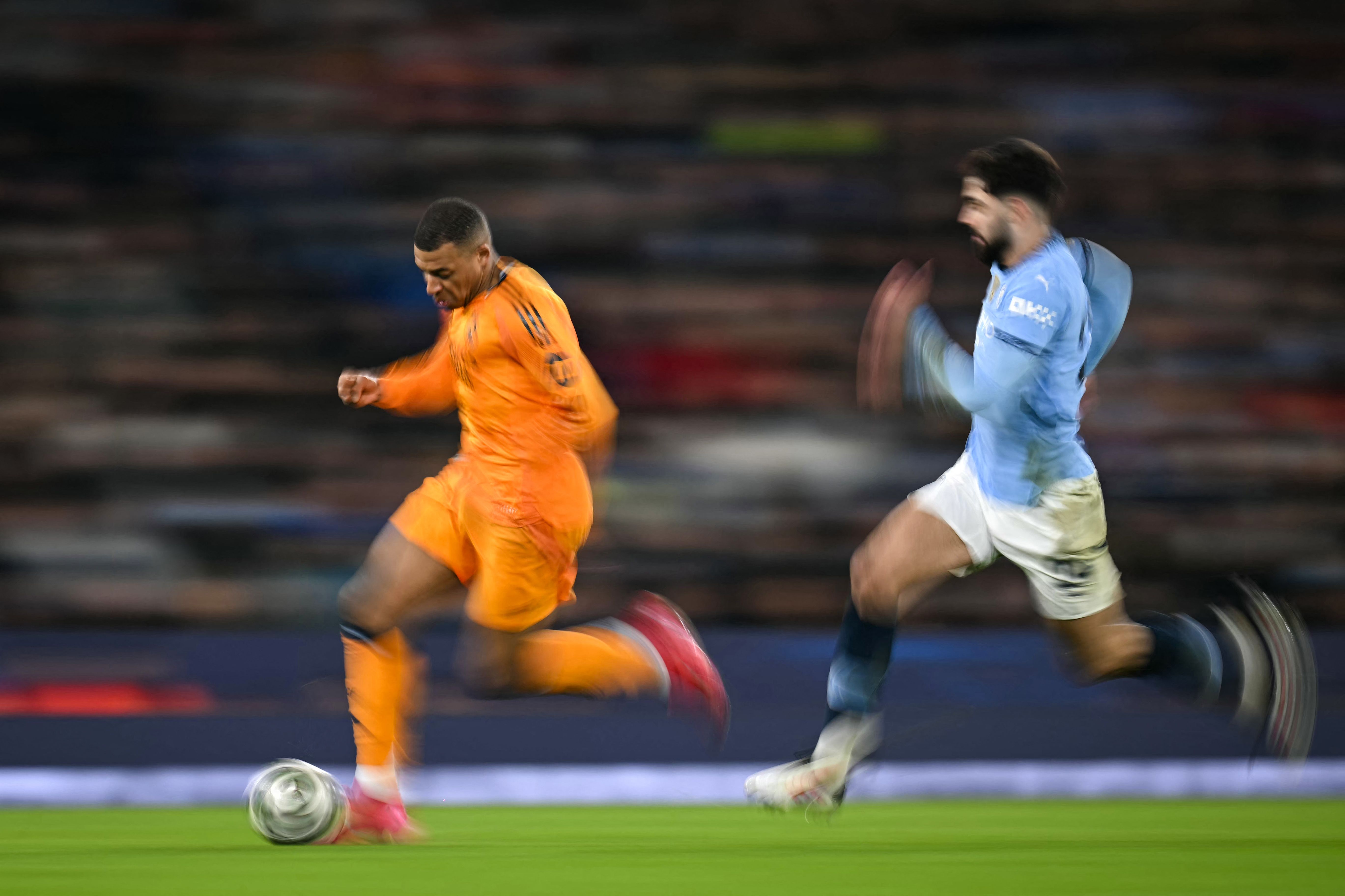 La velocidad de Mbappé y Gvardiol es captada por la cámara.