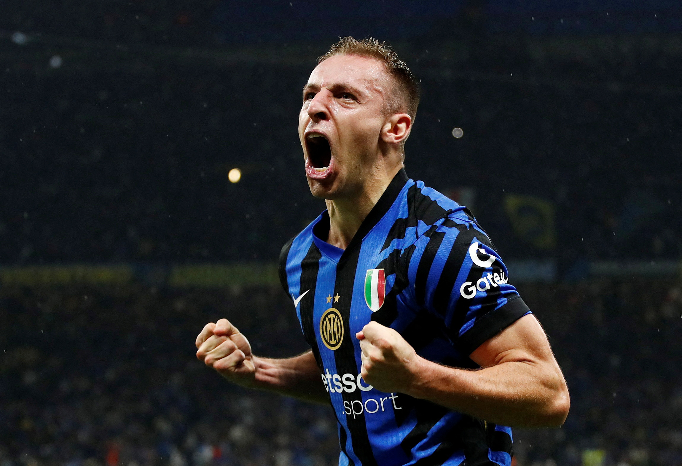 Soccer Football - Champions League - Semi Final - Second Leg - Inter Milan v FC Barcelona - San Siro, Milan, Italy - May 6, 2025 Inter Milan's Davide Frattesi celebrates scoring their fourth goal REUTERS/Alessandro Garofalo     TPX IMAGES OF THE DAY