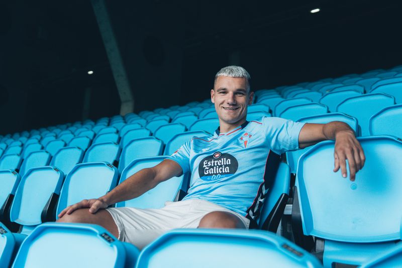Ferran Jutglà, delantero del Celta, en la grada del estadio de Balaídos.