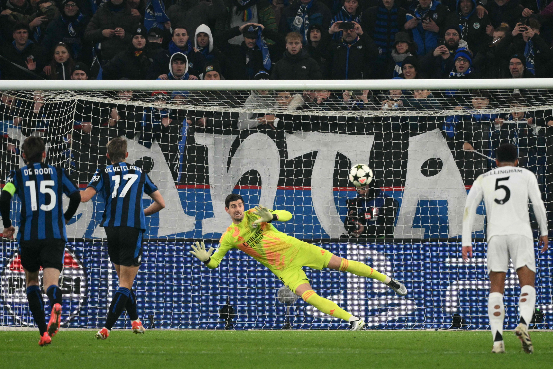 1-1. Perfecto lanzamiento, desde los once metros, de Charles De Ketelaere que manda el balón a la izquierda de Thibaut Courtois. El guardameta belga se vence al lado contrario.