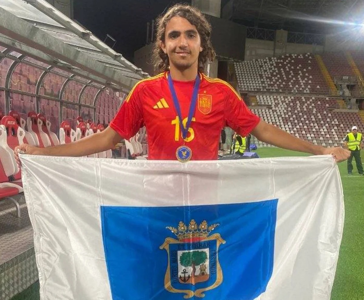 Nico Guillén, con la bandera de Huelva.