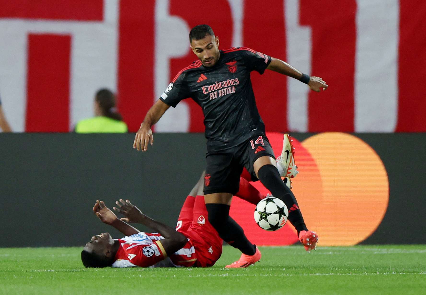 Soccer Football - Champions League - Crvena Zvezda v Benfica - Rajko Mitic Stadium, Belgrade, Serbia - September 19, 2024 Benfica's Vangelis Pavlidis in action with Crvena Zvezda's Nasser Djiga REUTERS/Marko Djurica