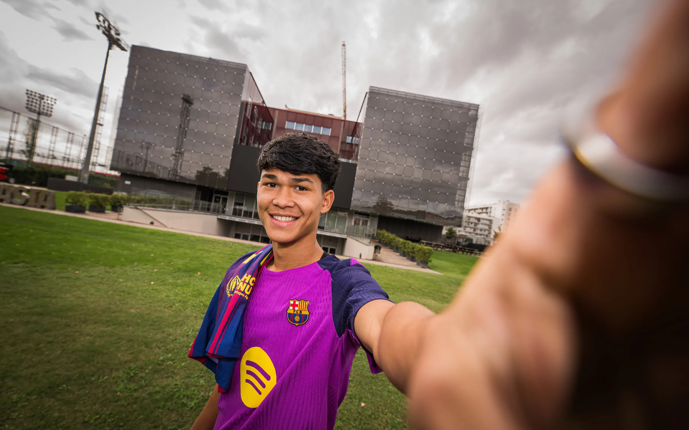 Dro posando delante de La Masia.