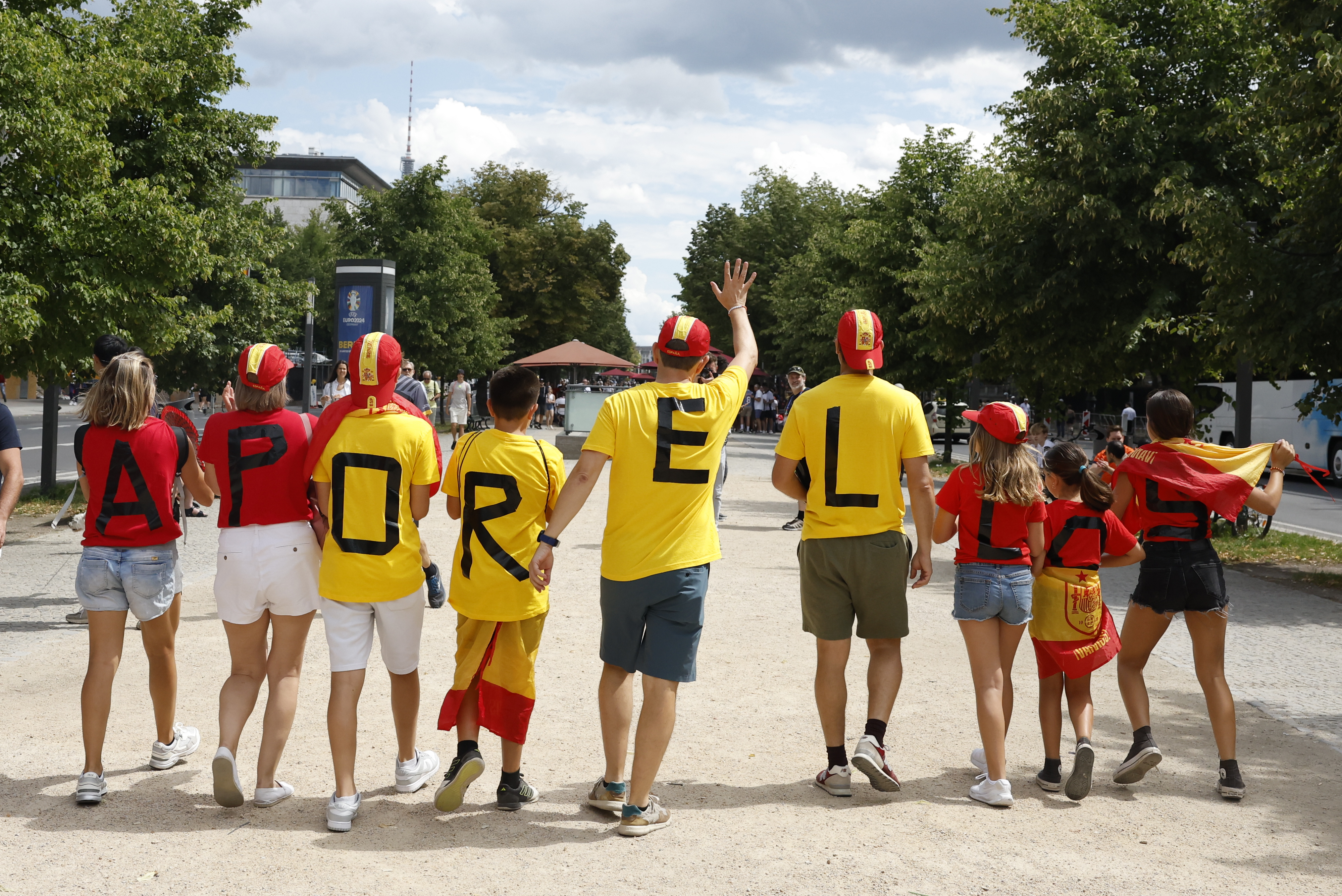 BERLÍN (ALEMANIA), 14/07/2024.- Aficionados españoles pasean este domingo, por Berlín (Alemania), previo a la final de la Eurocopa 2024 que se celebra esta noche entre las selecciones de España e Inglaterra. EFE/ J.J.Guillen
