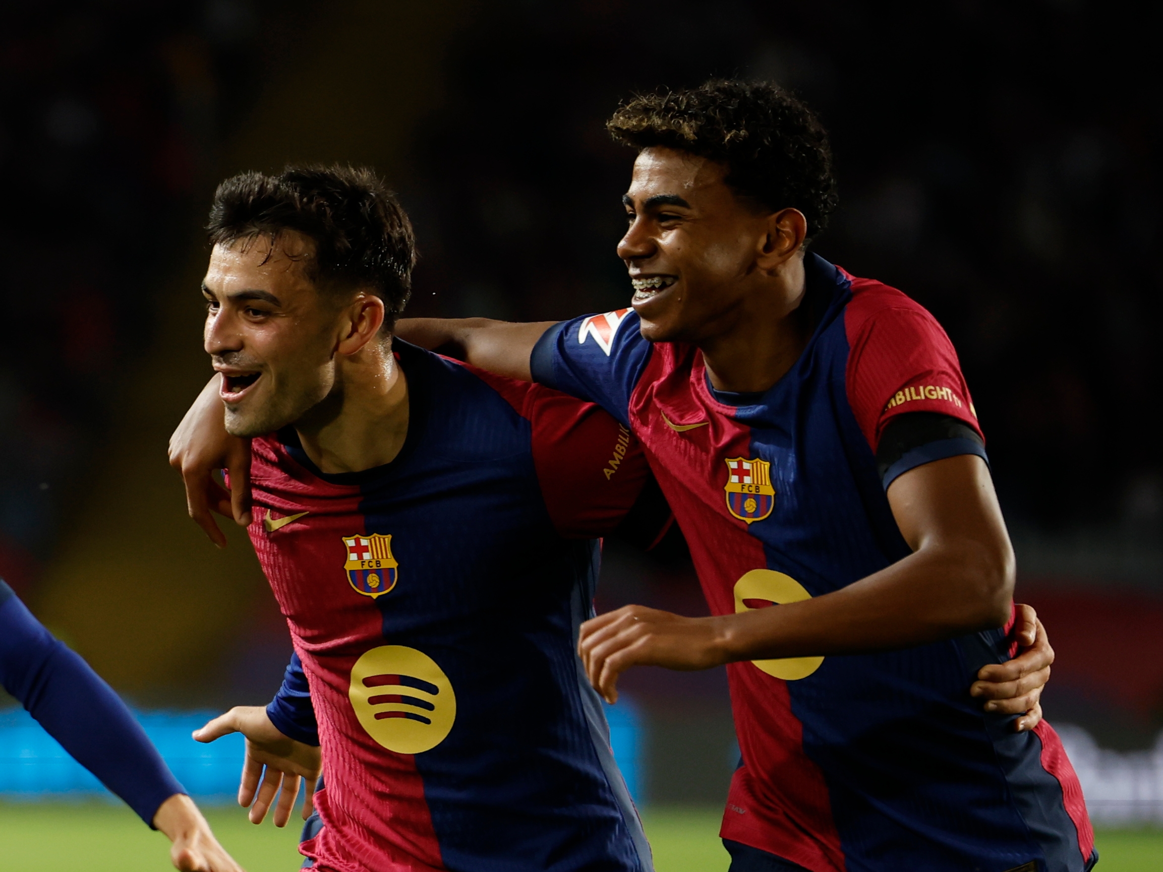 Pedri celebra un gol con Lamine y Casadó.