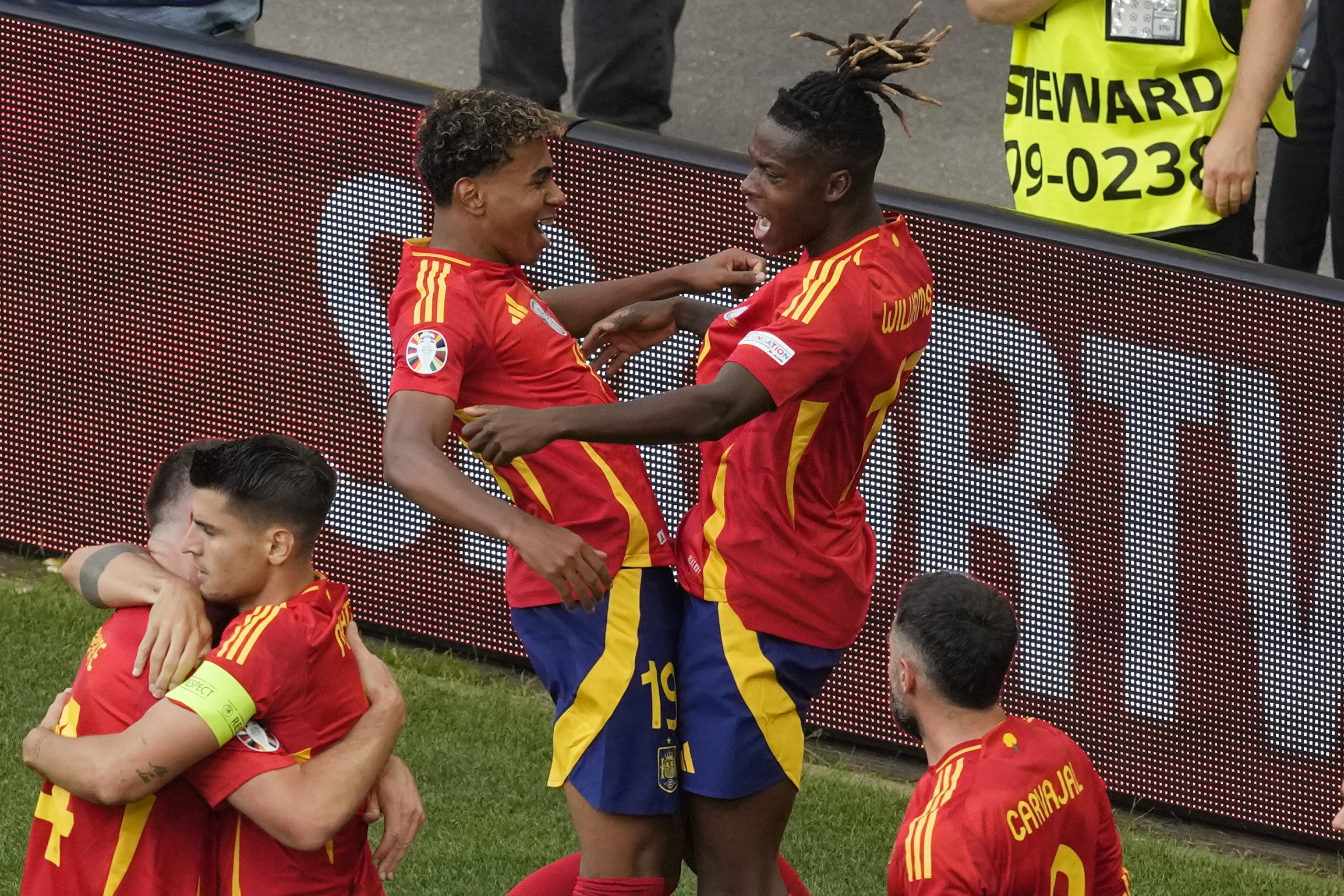 Lamine y Nico, estrellas de la Selección, celebran un gol en la Eurocopa.