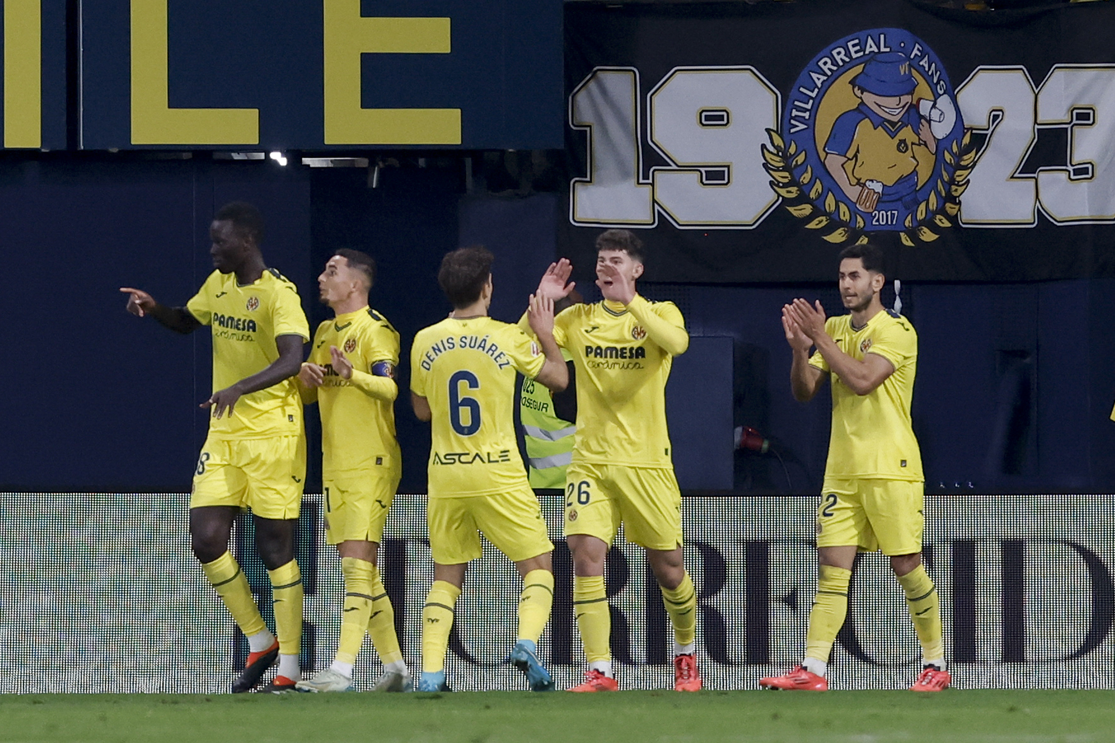 Los jugadores del Villarreal celebran el gol de Ayoze.