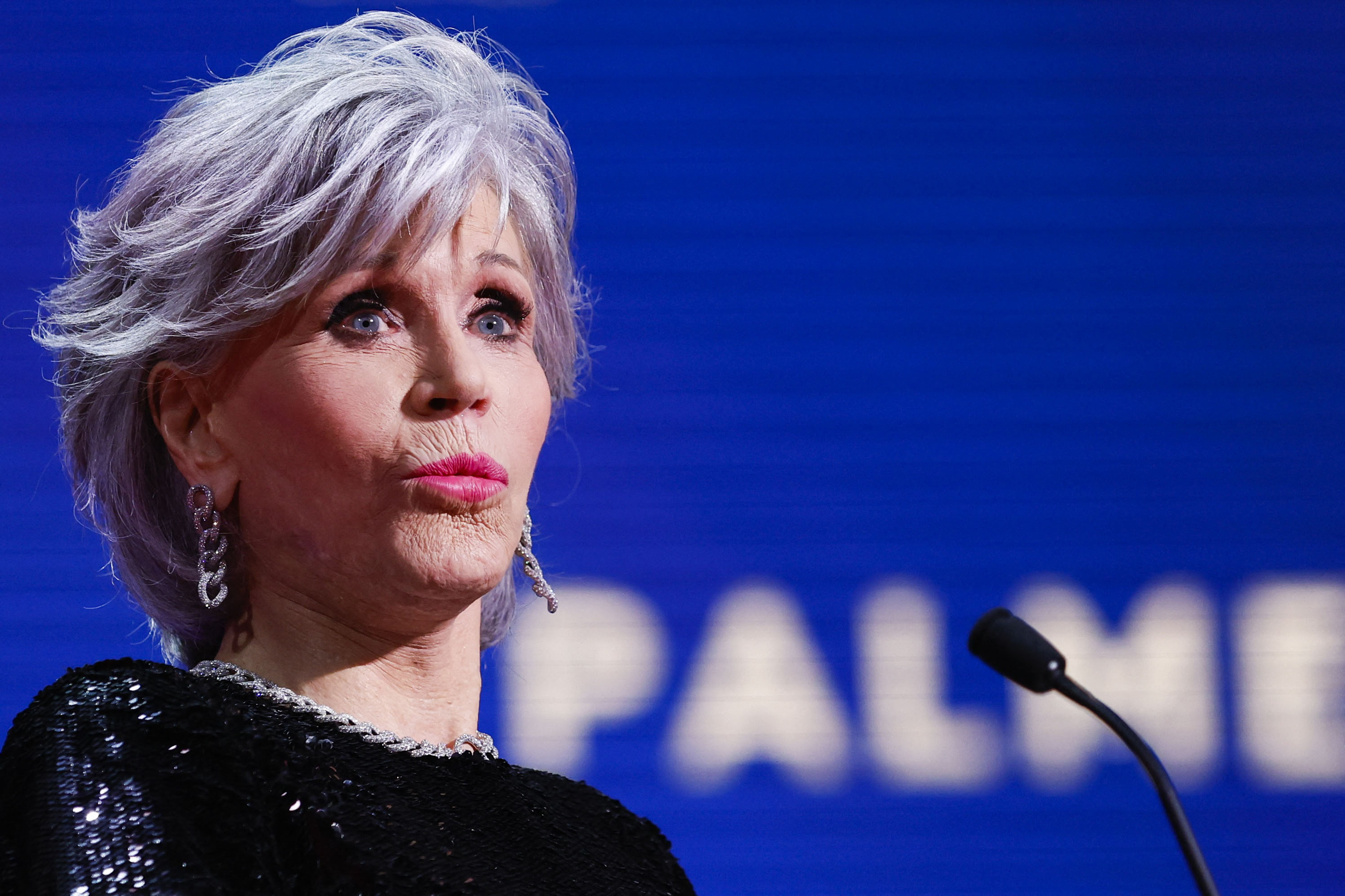 Jane Fonda se vuelve viral tras lanzar el premio a la ganadora de la Palma de Oro Justine Triet