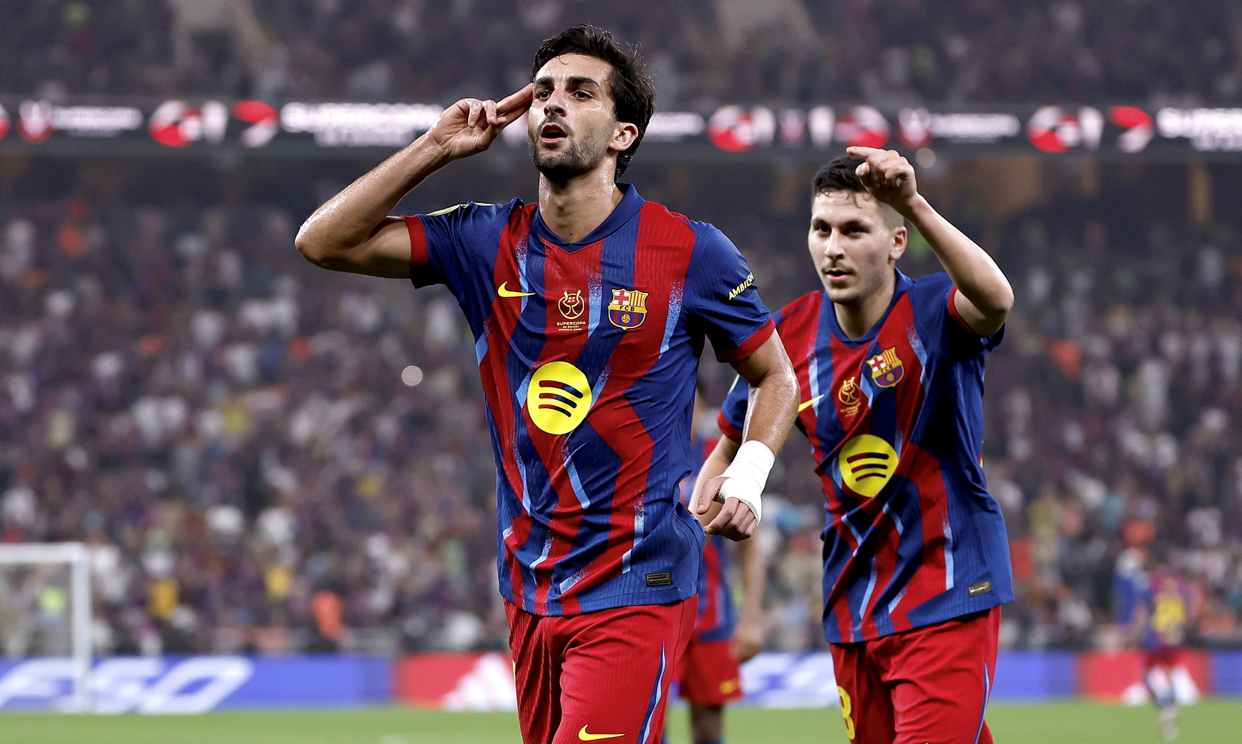 Ferran Torres celebra el primer tanto.