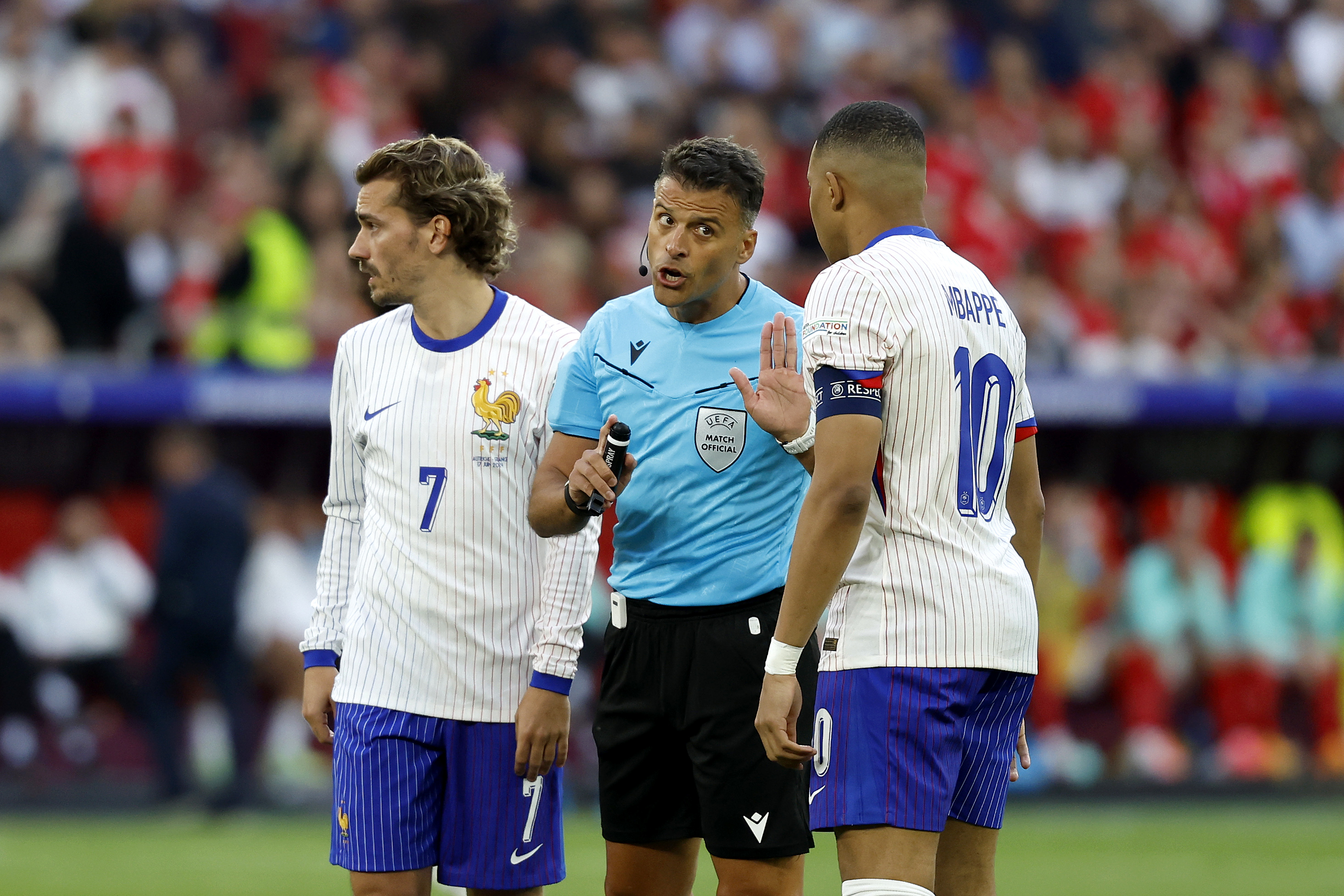 17/06/24 EUROCOPA 2024 
PARTIDO FASE DE GRUPOS 
AUSTRIA - FRANCIA 
ANTOINE GRIEZMANN JESUS GIL MANZANO ARBITRO KYLIAN MBAPPE