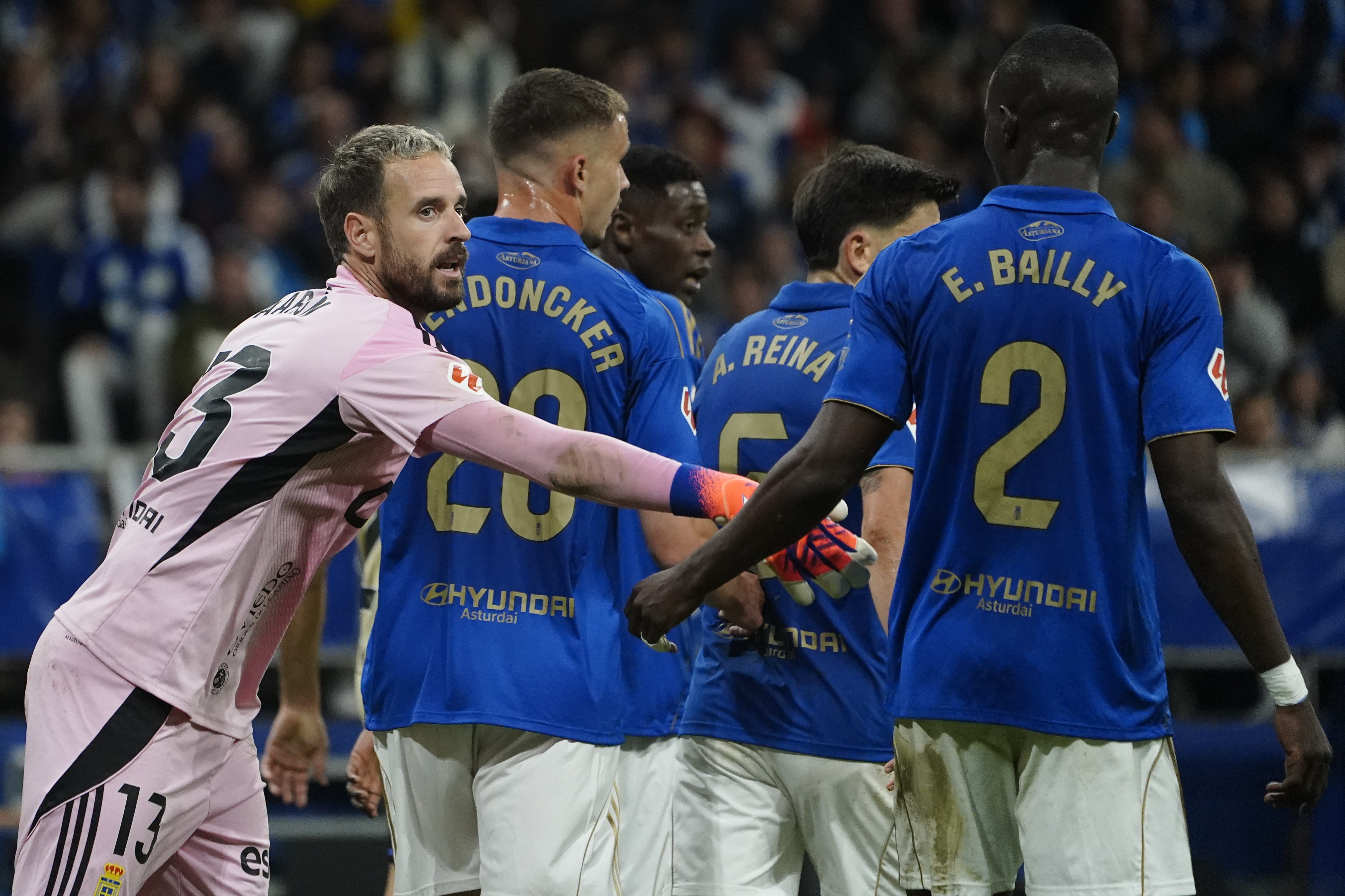 Escandell celebra una jugada con sus compañeros en el Oviedo vs Barcelona. 25/09/25