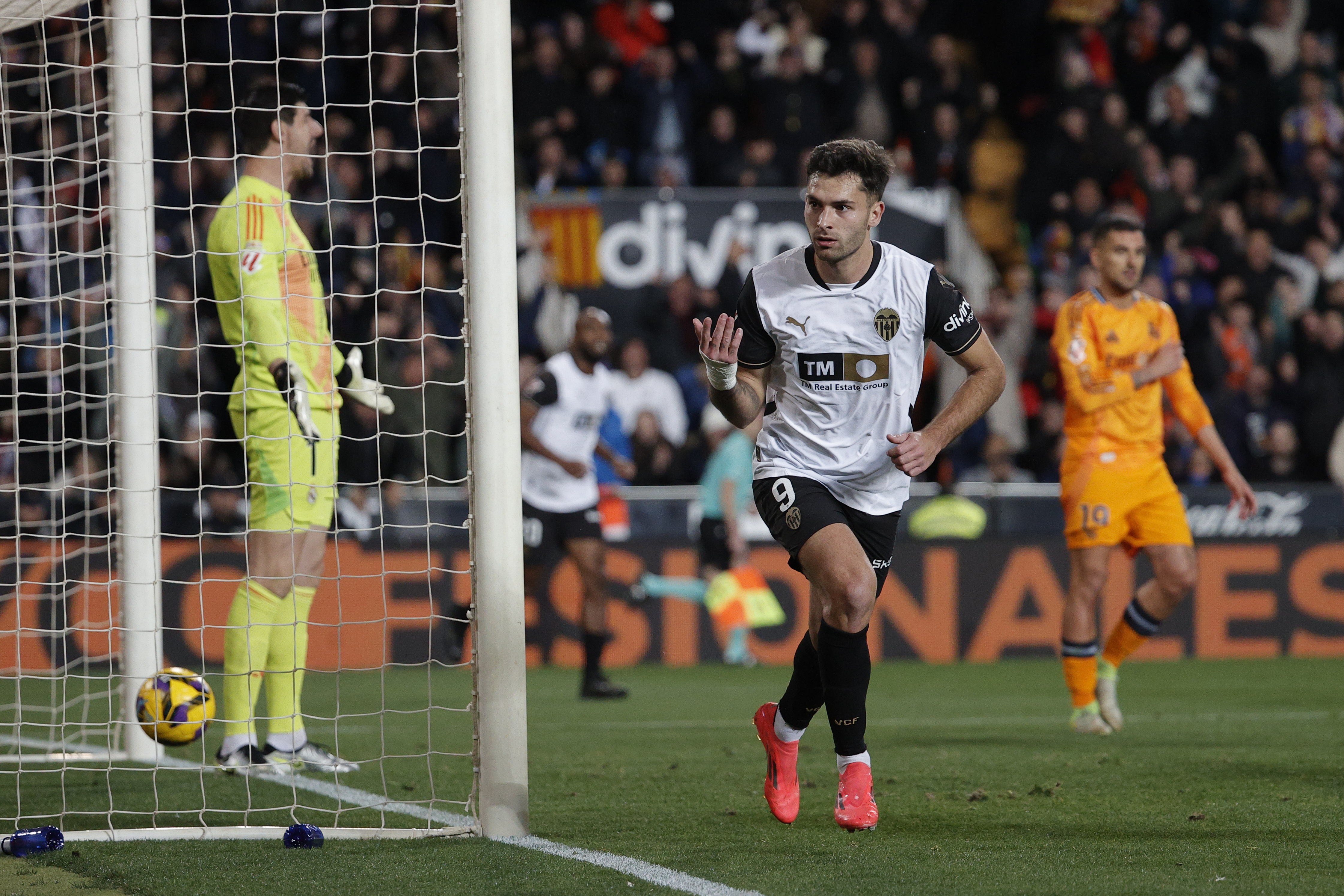 VALENCIA, 03/01/2025.- El delantero del Valencia Hugo Duro (d) celebra su gol durante el partido de la jornada 12 de LaLiga que Valencia CF y el Real Madrid disputan hoy viernes en el estadio de Mestalla, en Valencia. EFE/Manuel Bruque
