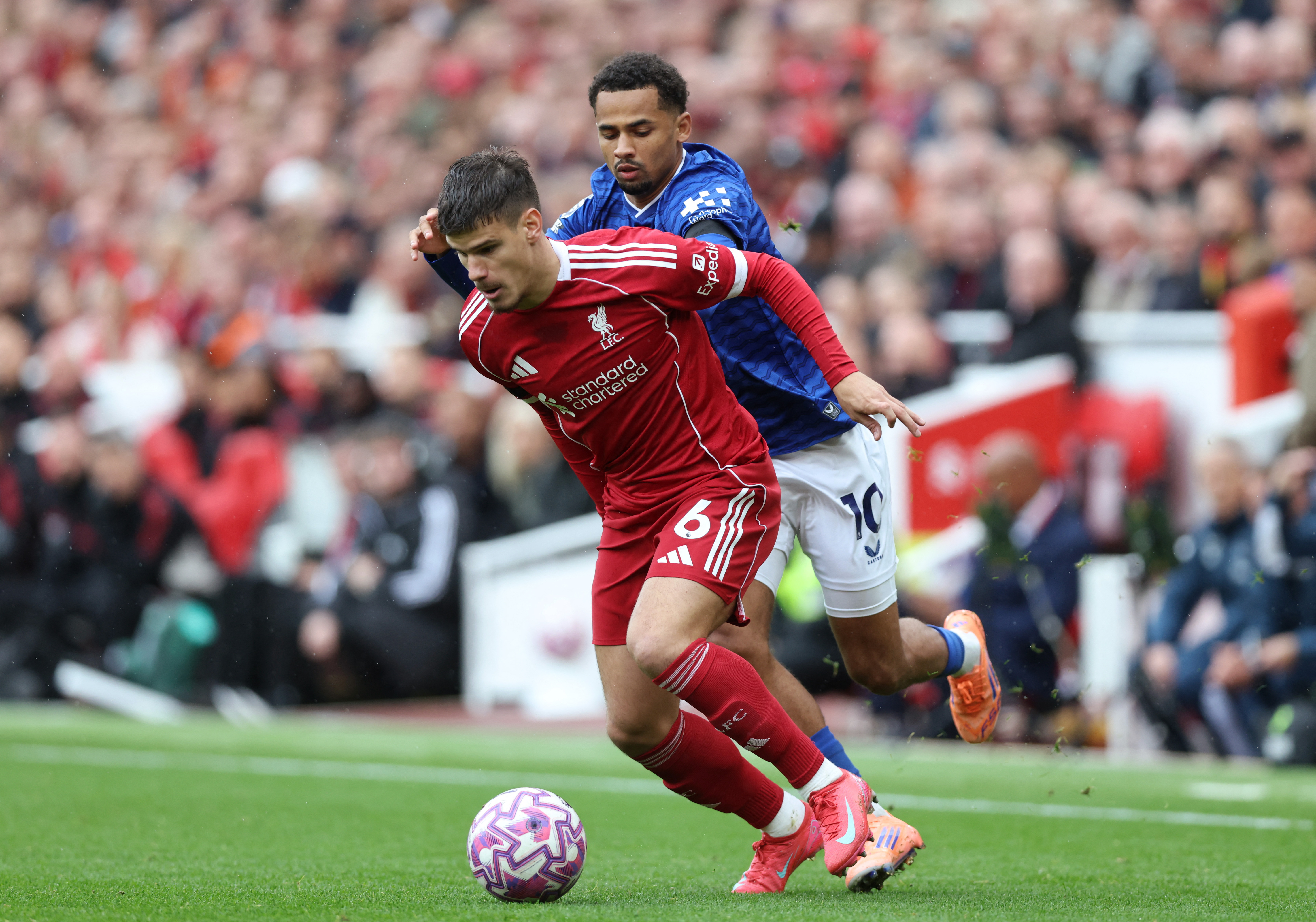 Soccer Football - Premier League - Liverpool v Everton - Anfield, Liverpool, Britain - September 20, 2025 Liverpool's Milos Kerkez in action with Everton's Iliman Ndiaye REUTERS/David Klein EDITORIAL USE ONLY. NO USE WITH UNAUTHORIZED AUDIO, VIDEO, DATA, FIXTURE LISTS, CLUB/LEAGUE LOGOS OR 'LIVE' SERVICES. ONLINE IN-MATCH USE LIMITED TO 120 IMAGES, NO VIDEO EMULATION. NO USE IN BETTING, GAMES OR SINGLE CLUB/LEAGUE/PLAYER PUBLICATIONS. PLEASE CONTACT YOUR ACCOUNT REPRESENTATIVE FOR FURTHER DETAILS..