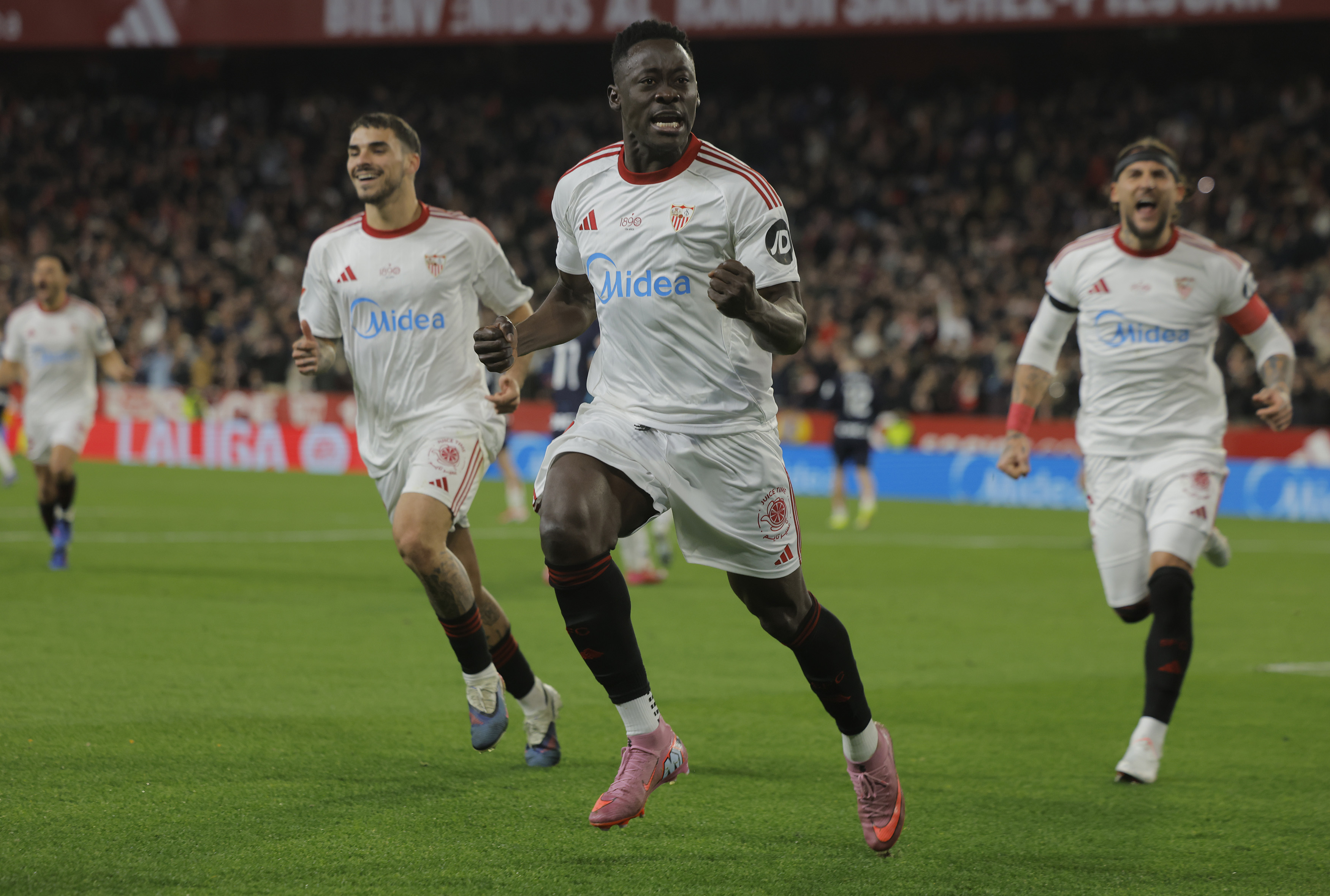 El delantero nigeriano Akor Adams se presenta como la principal amenaza para la defensa del Barcelona en el duelo de este domingo. El atacante suma siete goles en 22 partidos esta temporada y está a solo un tanto de igualar su mejor registro goleador en las cinco grandes ligas europeas, una cifra que confirma su creciente peso en el ataque sevillista.