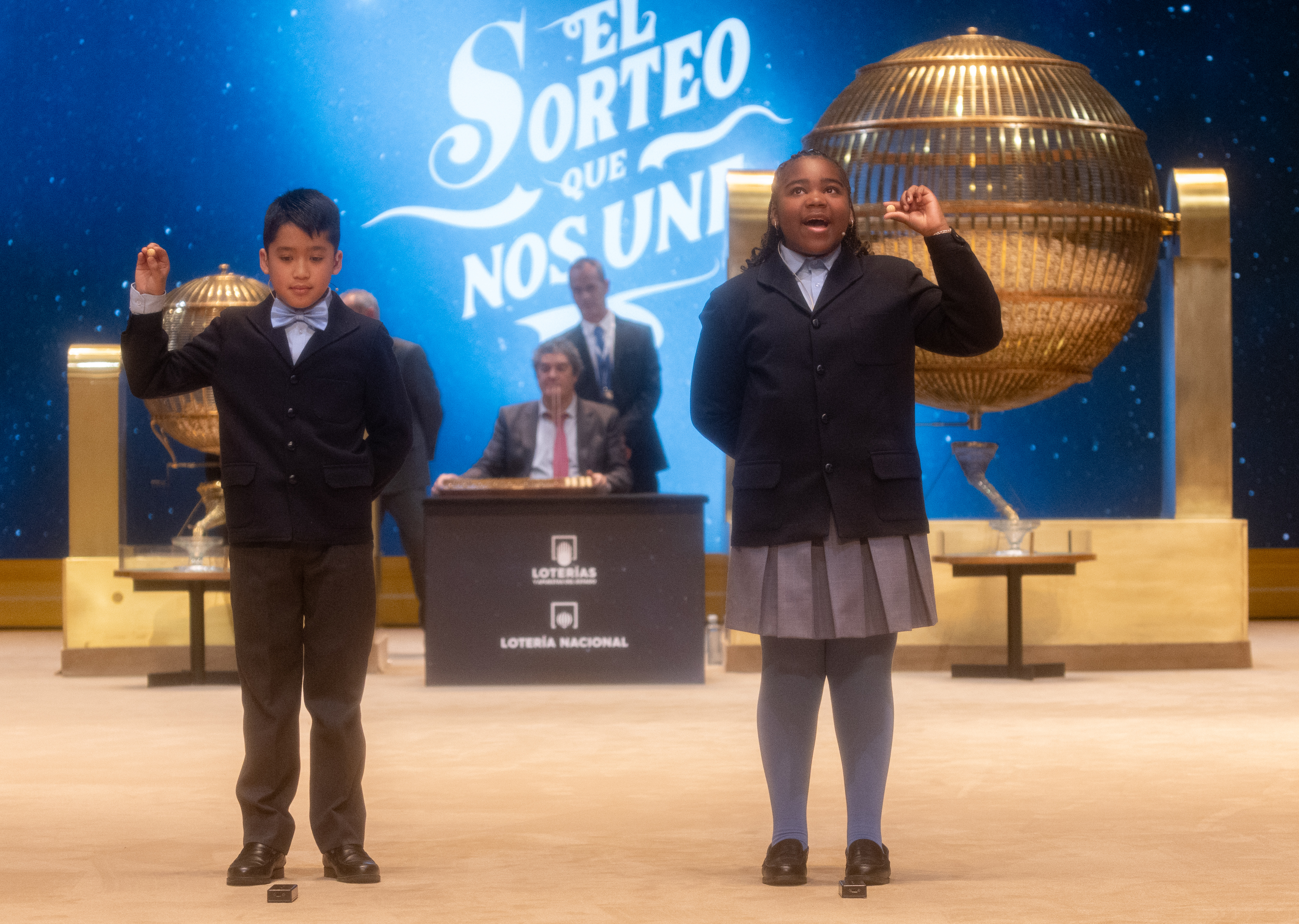 Axiel Kyron Abas y Ainhoa Rosero Gmez Limbaga cantan el tercer premio, el nmero 11.840 durante la celebracin del Sorteo Extraordinario de la Lotera de Navidad 2024, en el Teatro Real, a 22 de diciembre de 2024, en Madrid (Espa?a). El Estado reparte hoy un total de 2.702 millones de euros en premios, lo que supone 112 millones ms que el a?o pasado. Para este sorteo se han puesto a la venta 193 millones de dcimos de Lotera de Navidad. Este a?o la emisin consta de 193 series (ocho ms que el anterior) de 100.000 nmeros cada una, y asciende a 3.860 millones de euros, de los que se repartir un 70% en premios.
22 DICIEMBRE 2024;SORTEO;NAVIDAD;LOTERIA
Eduardo Parra / Europa Press
22/12/2024