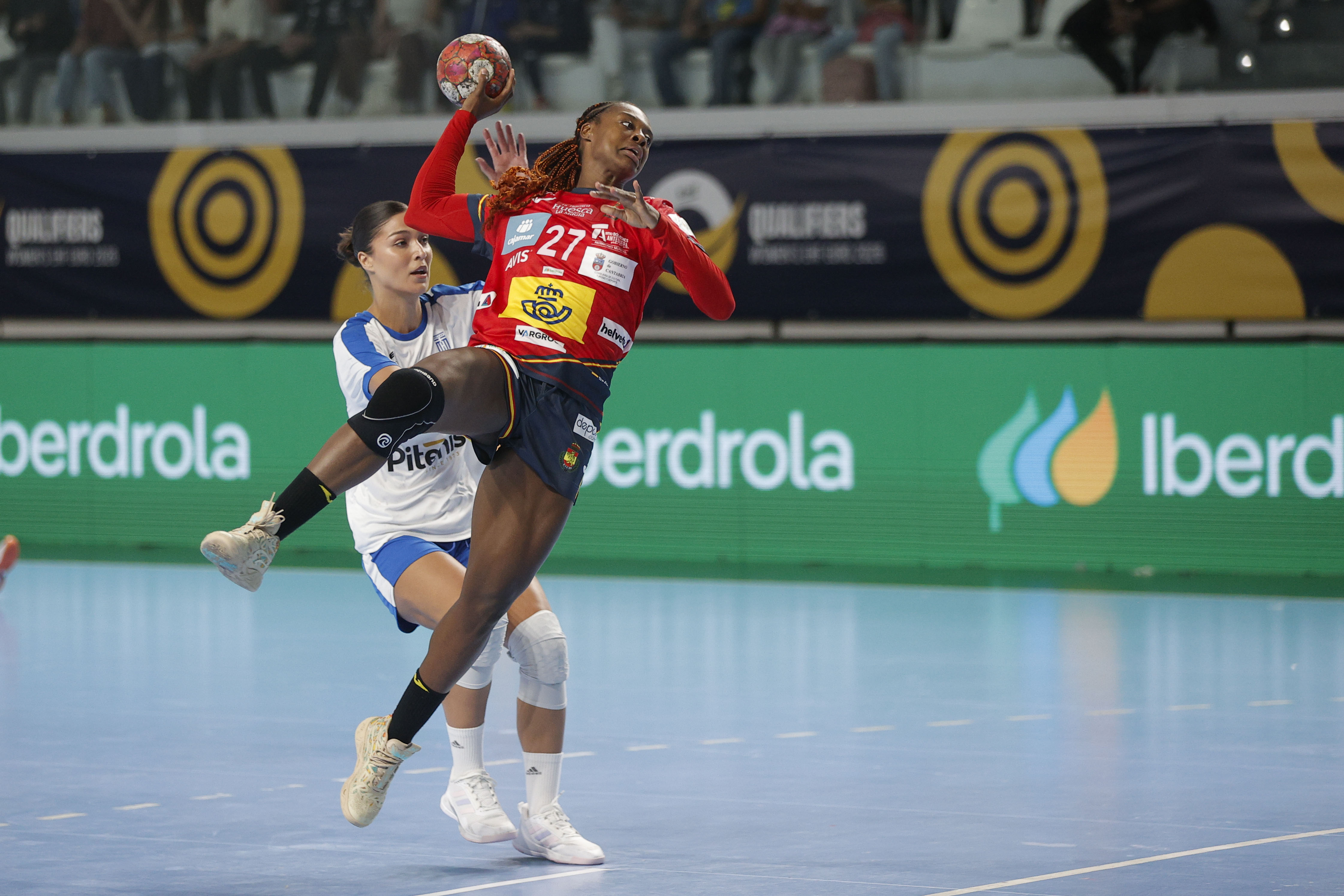 SAGUNTO (VALENCIA), 16/10/2025.- La lateral de la selección española femenina de balonmano Danila So Delgado (d) lanza a puerta junto a Despoina Fragkou (i), de la selección griega, durante el partido de clasificación para el Europeo 2026 que los combinados de España y Grecia juegan este jueves en el pabellón polideportivo Puerto de Sagunto. EFE/Manuel Bruque