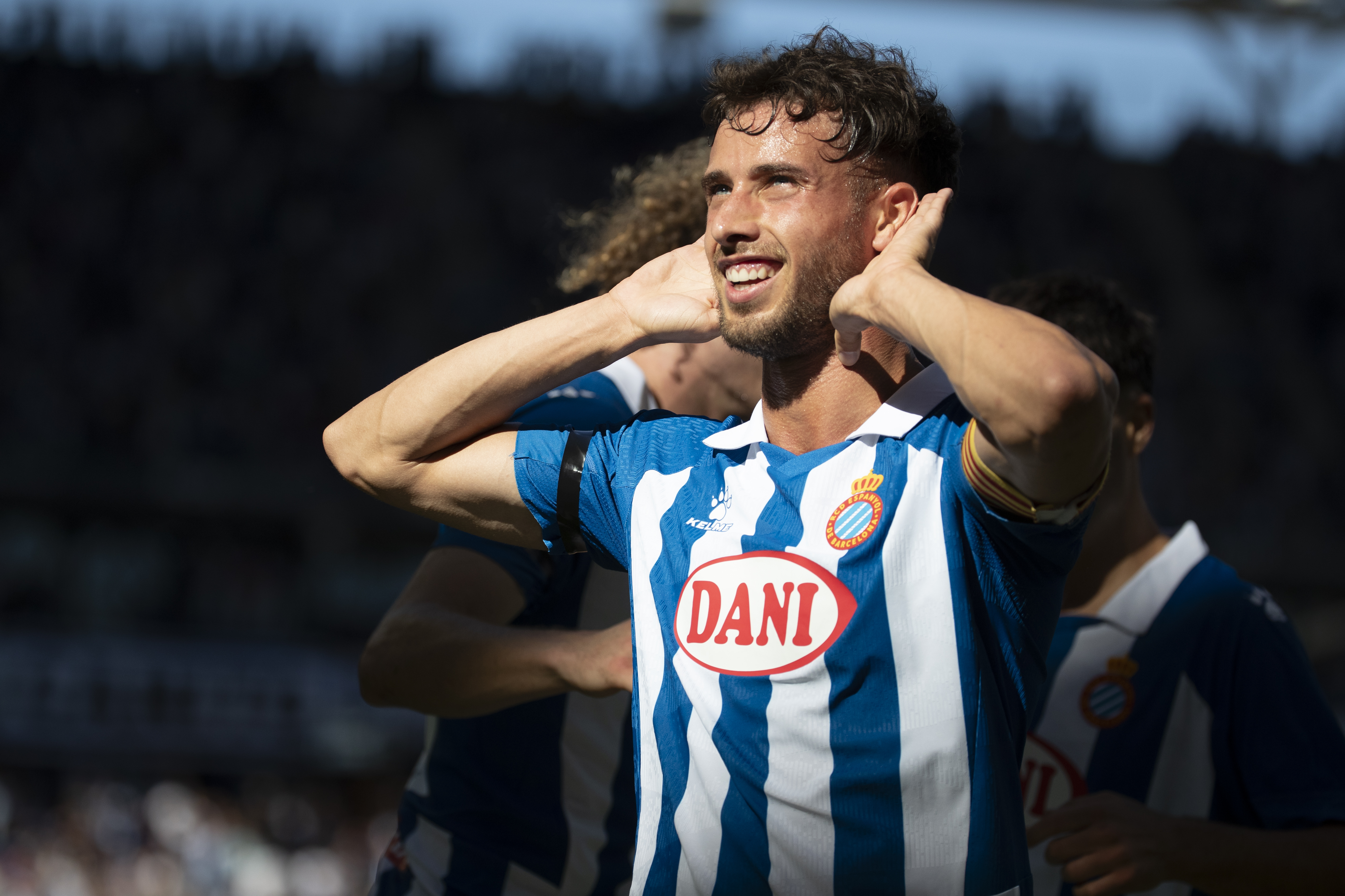 CORNELLÀ DE LLOBREGAT (BARCELONA), 14/09/2024.- El delantero del Espanyol Javi Puado celebra tras marcar el 1-0 durante el encuentro de LaLiga entre el RCD Espanyol y el Deportivo Alavés, este sábado en el RCDE Stadium de Cornellà de Llobregat (Barcelona). EFE/ Marta Pérez
