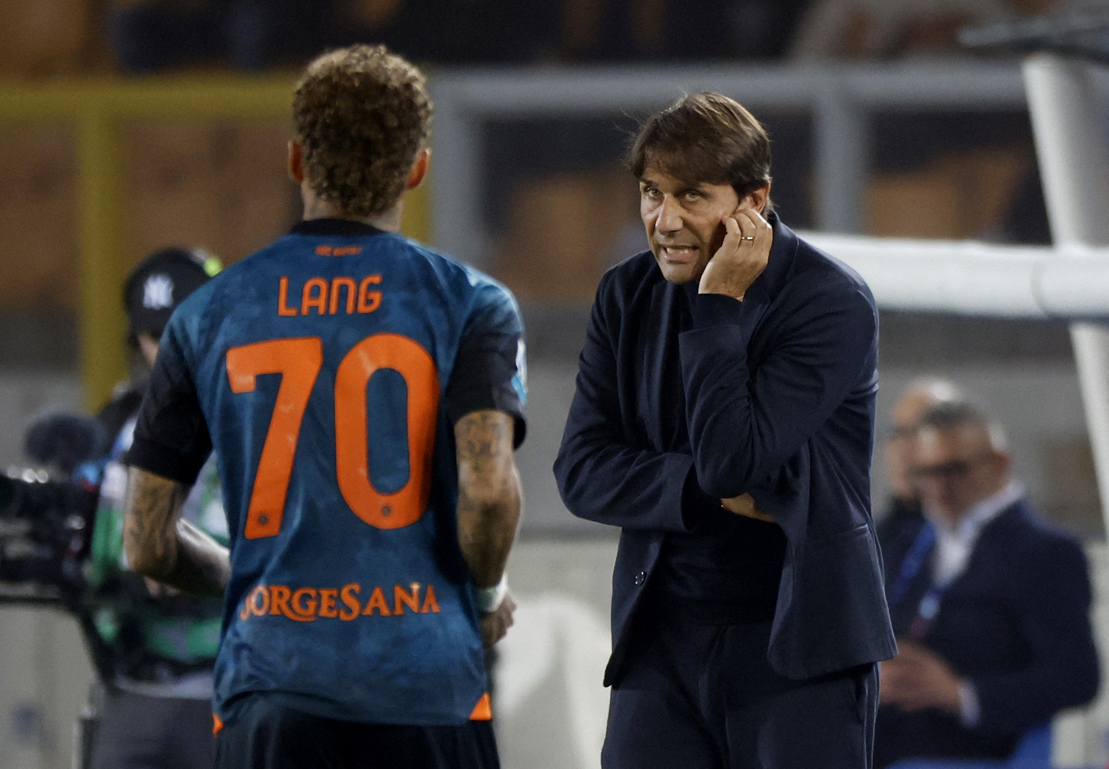 Soccer Football - Serie A - Lecce v Napoli - Stadio Via del mare, Lecce, Italy - October 28, 2025 Napoli coach Antonio Conte speaks to Noa Lang REUTERS/Alessandro Garofalo