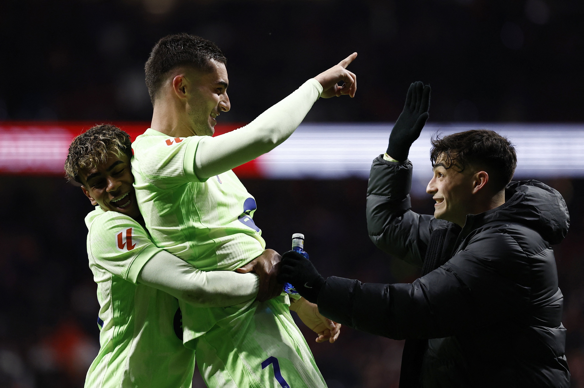 2-4. Ferran Torres celebra el cuarto gol con Pedri y Lamine Yamal.