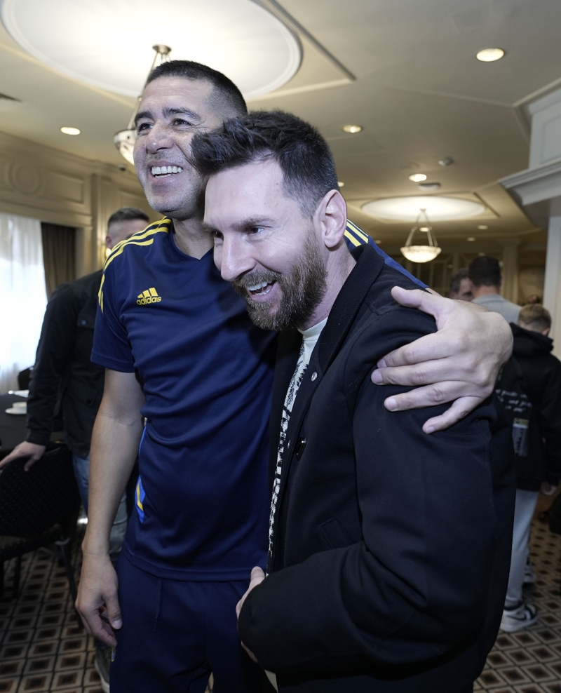 El abrazo de Messi y Román