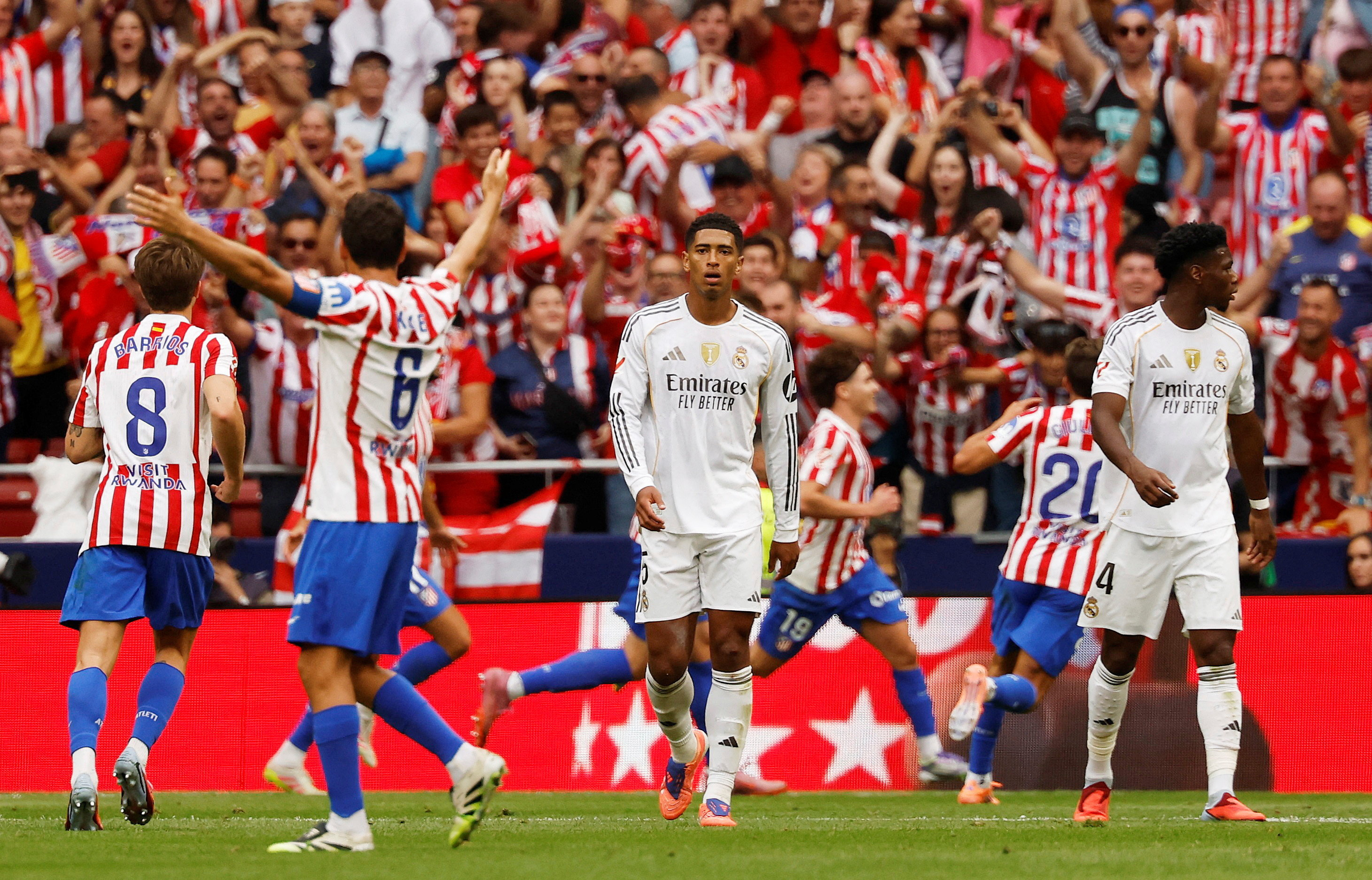 Soccer Football - LaLiga - Atletico Madrid v Real Madrid - Riyadh Air Metropolitano, Madrid, Spain - September 27, 2025 Real Madrid's Jude Bellingham and Aurelien Tchouameni look dejected after Atletico Madrid's Julian Alvarez scores their fourth goal from a free kick REUTERS/Susana Vera     TPX IMAGES OF THE DAY