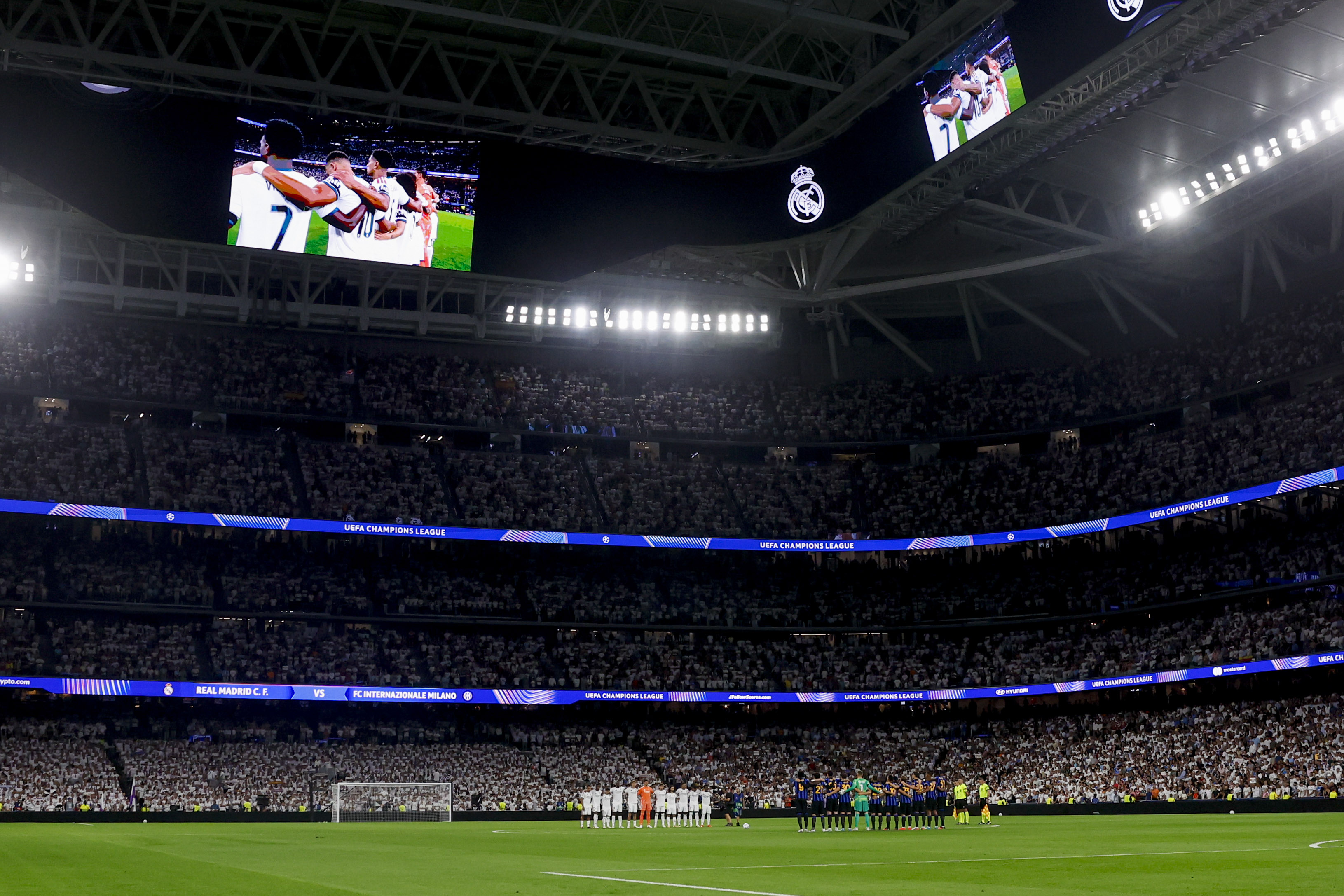 MADRID, 08/09/2026.- Los jugadores del Real Madrid y del Inter de Milán guardan un minuto de silencio por las víctimas de la tragedia en Nepal antes de comenzar el encuentro correspondiente a la Liga de Campeones que disputan Real Madrid e Inter de Milán este martes en el estadio Santiago Bernabéu, en Madrid. EFE/Juanjo Martín 