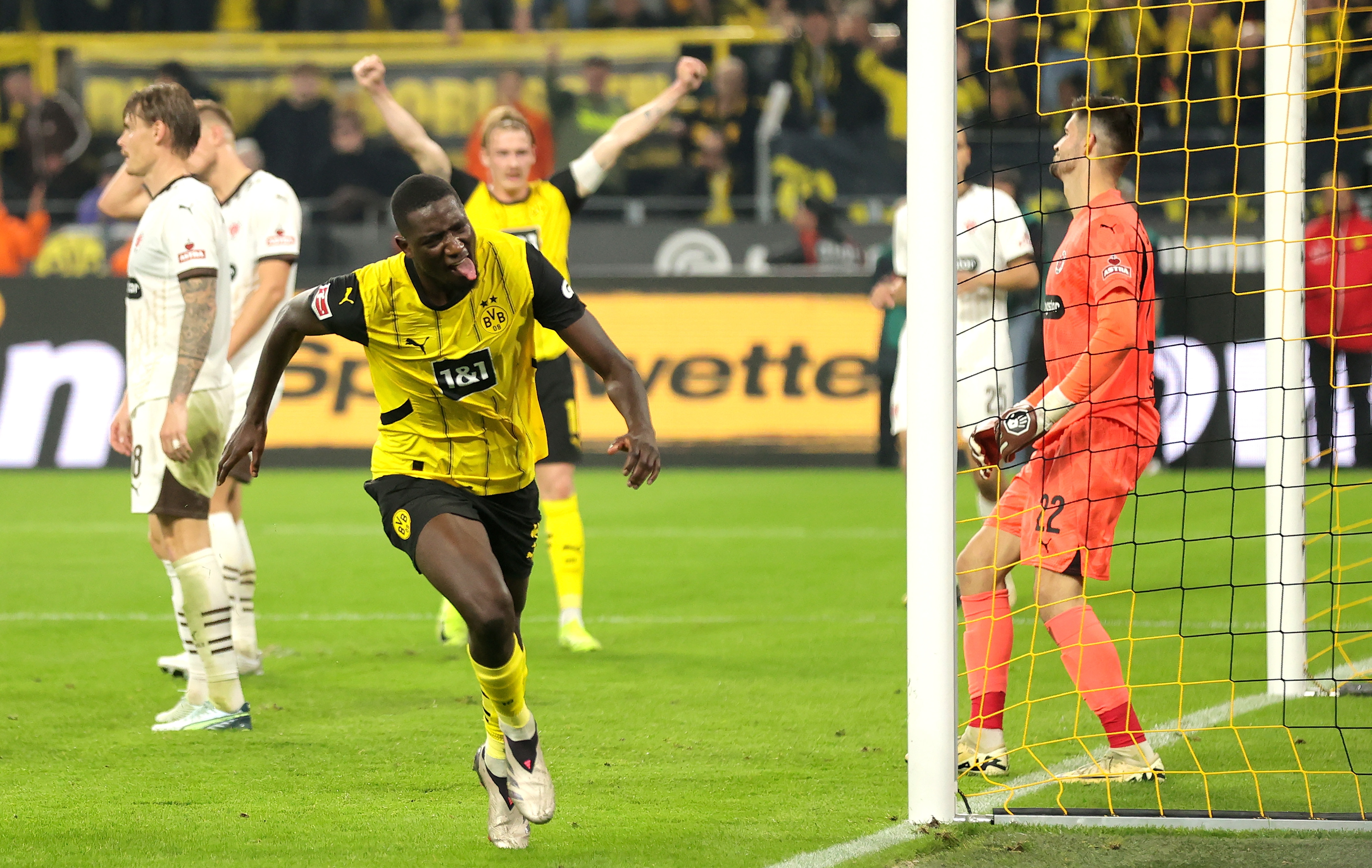 Dortmund (Germany), 18/10/2024.- Dortmund's Serhou Guirassy celebrates scoring the 2-1 lead with his team during the German Bundesliga soccer match between Borussia Dortmund and FC St. Pauli in Dortmund, Germany, 18 October 2024. (Alemania, Rusia) EFE/EPA/FRIEDEMANN VOGEL CONDITIONS - ATTENTION: The DFL regulations prohibit any use of photographs as image sequences and/or quasi-video.
