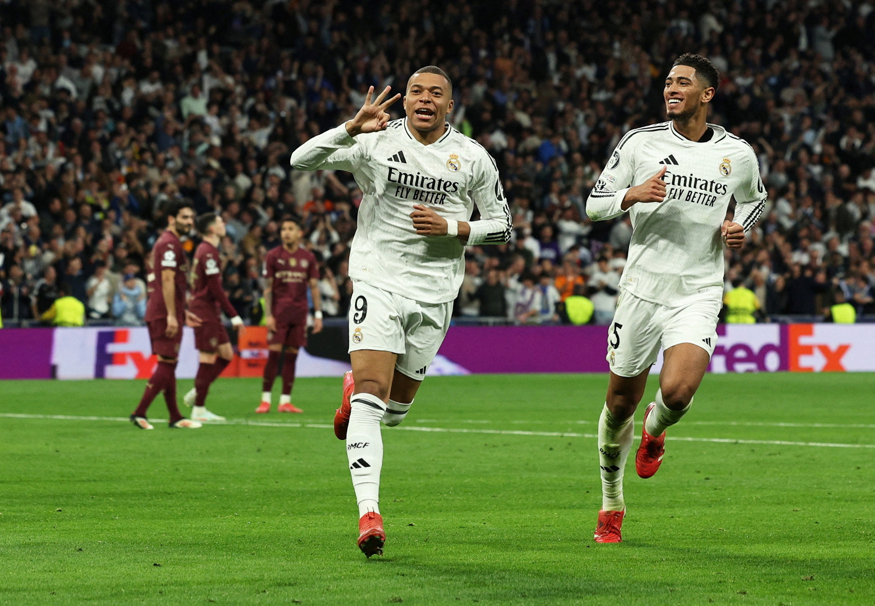 3-0. El nueve del Real Madrid celebra el tercer tanto.