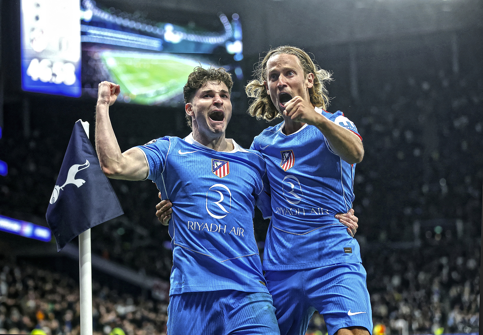 Julian Alvarez celebra un gol con Marcos Llorente